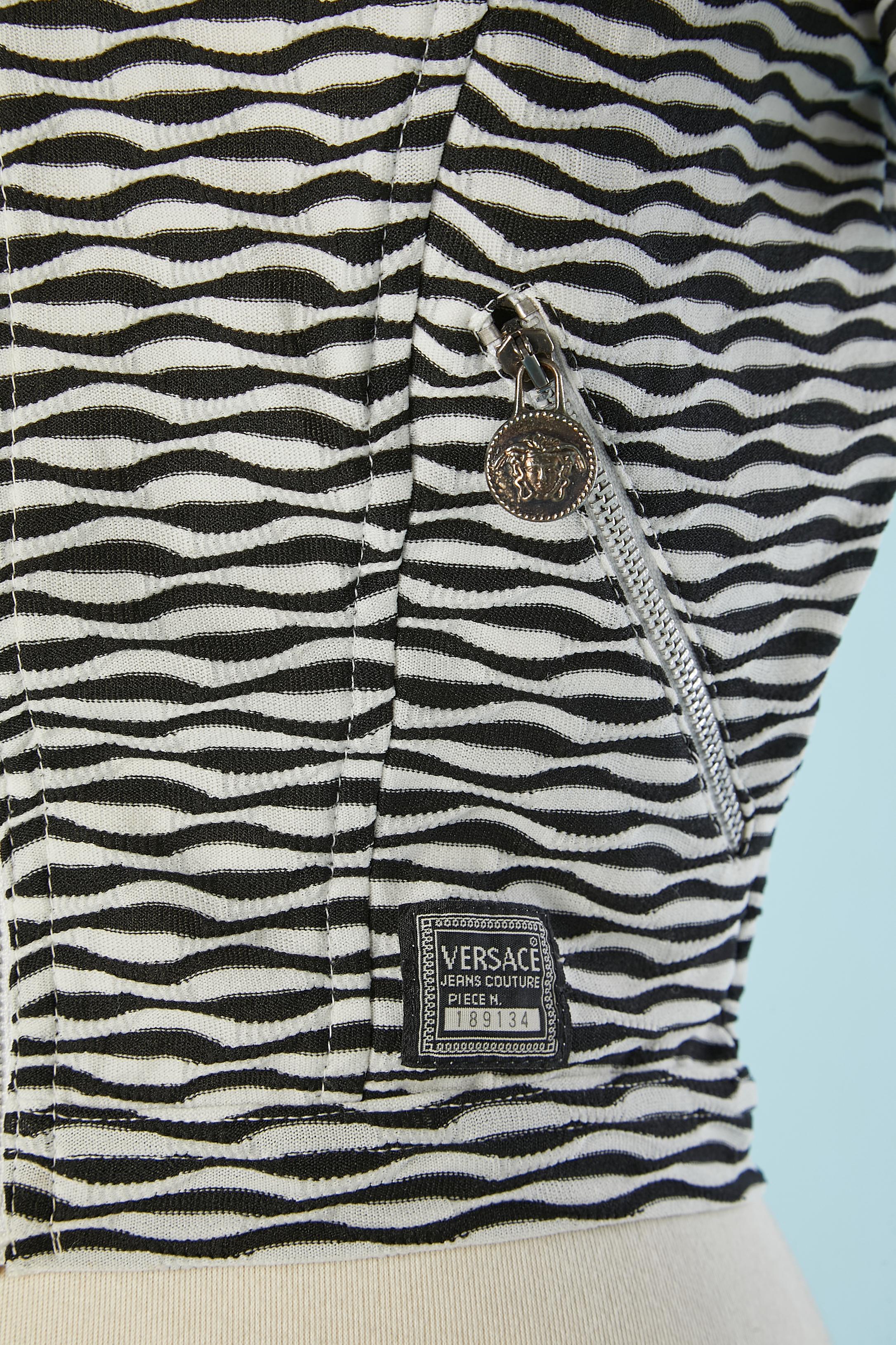 Cardigan en jacquard noir et blanc avec zip et Medusa sur la tirette du zip et sur le zip des poches. Numéroté : 189134
 Composition du tissu : 100% polyester
TAILLE S