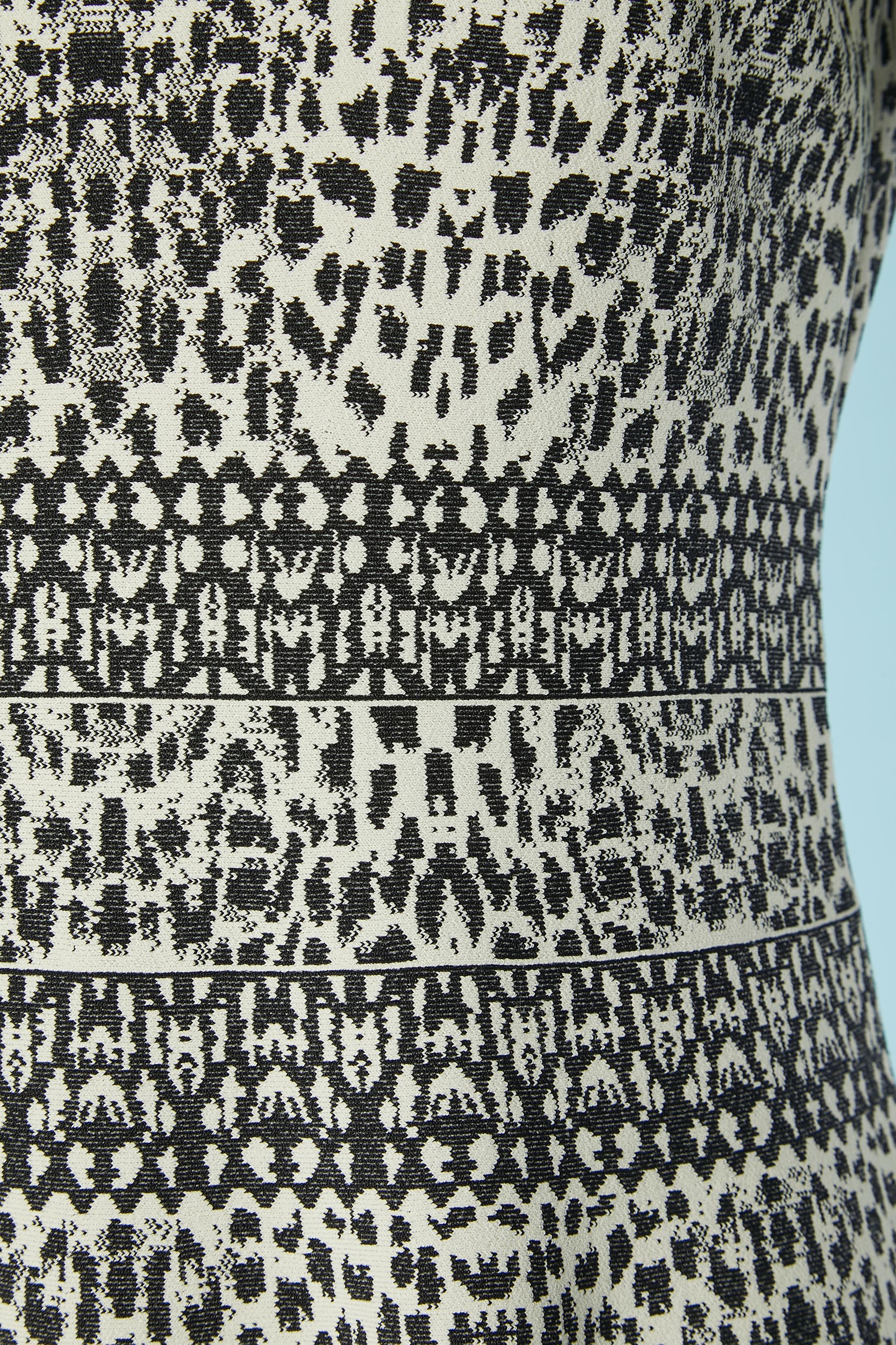 Black and white jacquard dress. Main fabric composition: 75% rayon, 15% polyester, 2% elastane
Invisible zip on the left side
SIZE 42 (It) 38 (Fr) M 