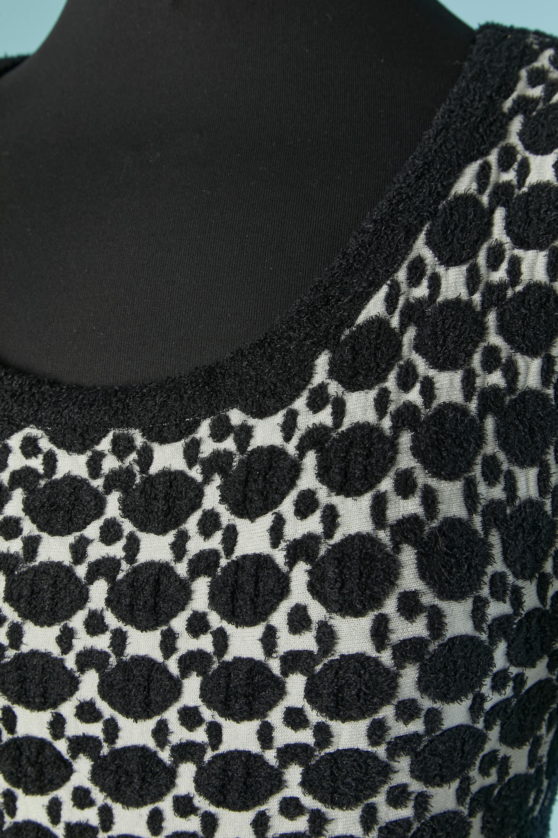 Robe en jacquard noir et blanc. Pas d'étiquette de composition du tissu mais c'est une sorte de maille velours, très douce. 
TAILLE XS / 34 (Fr) 