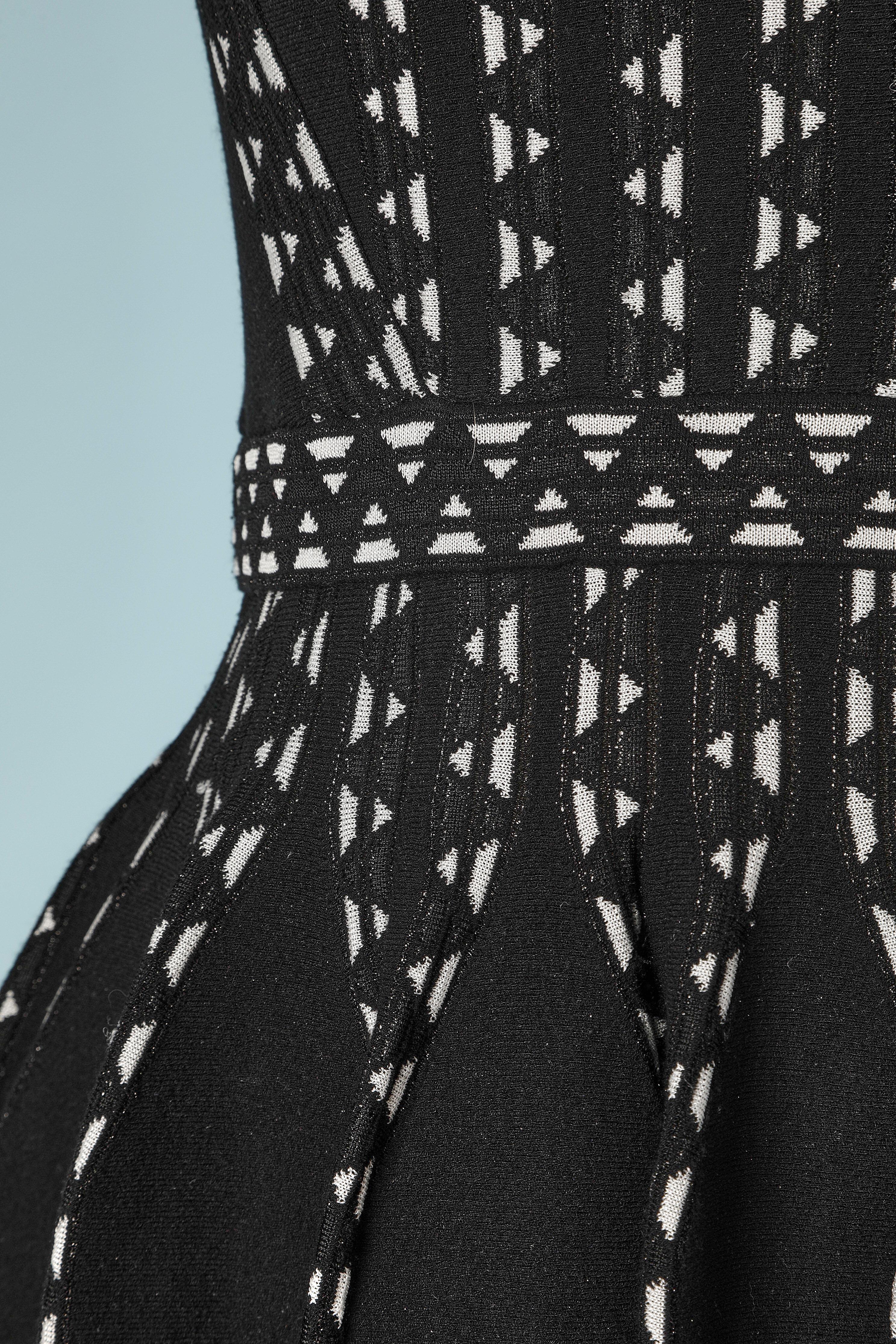Black and white jacquard knit dress with geometrical pattern M Missoni  In Excellent Condition For Sale In Saint-Ouen-Sur-Seine, FR