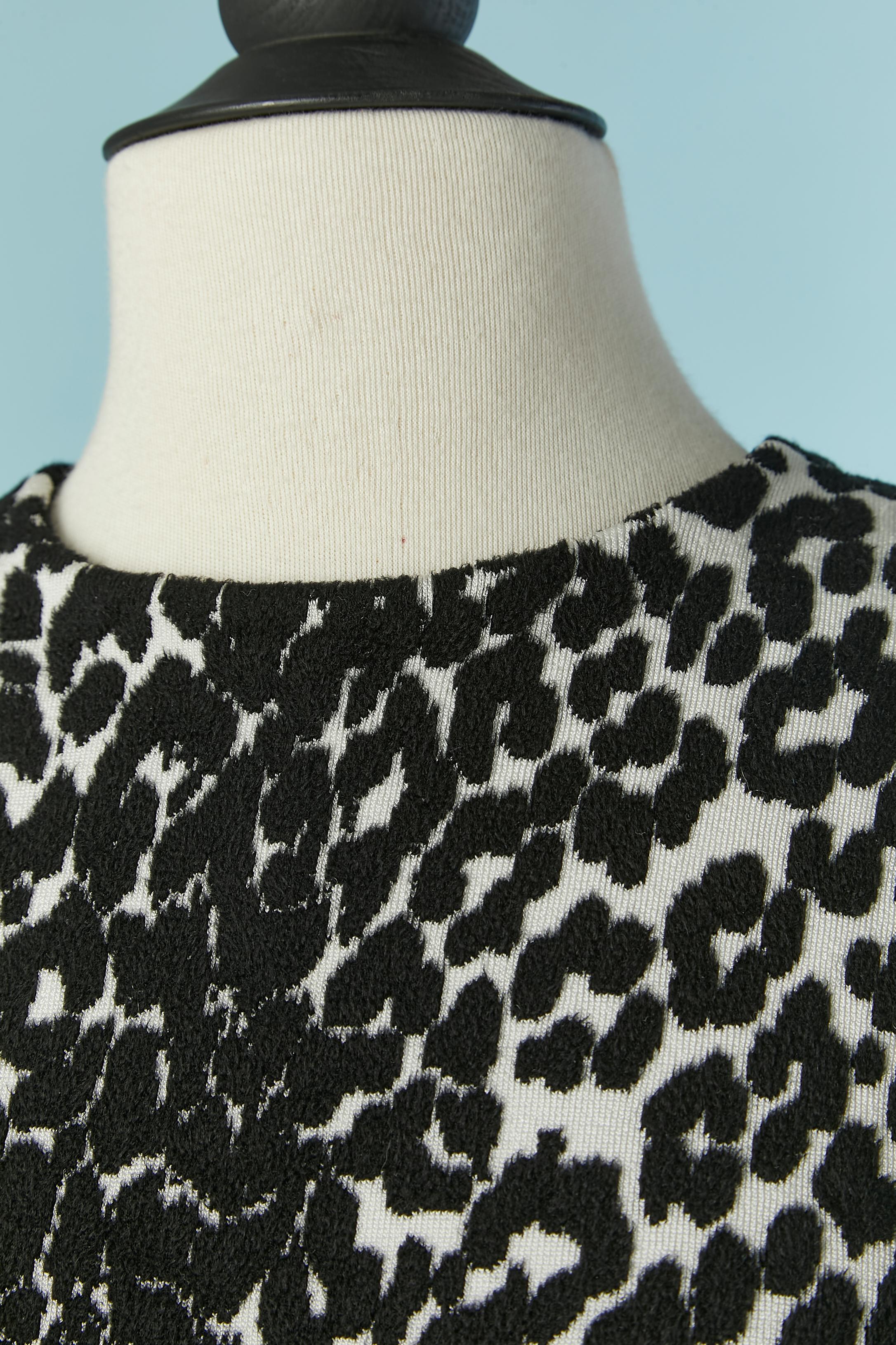Black and white jacquard knit dress with leopard pattern. Fabric composition: 63% rayon, 35% polyamide, 2% elastane. Wool inside finishing collar. 
Invisible zip closure on the middle back.
SIZE S but fit also M 
