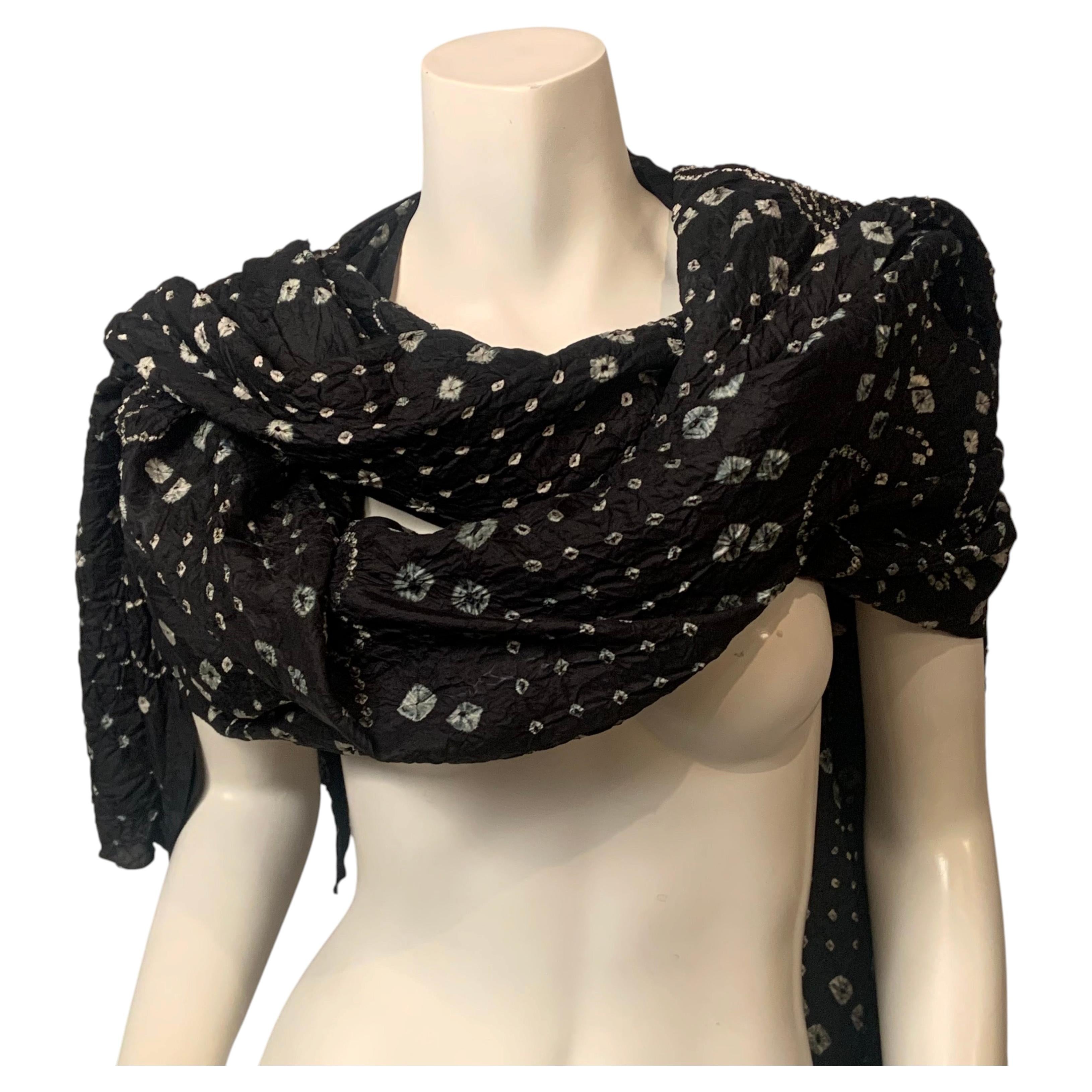 Chal de seda Shibori japonés en blanco y negro atribuido a Comme des Garçons
