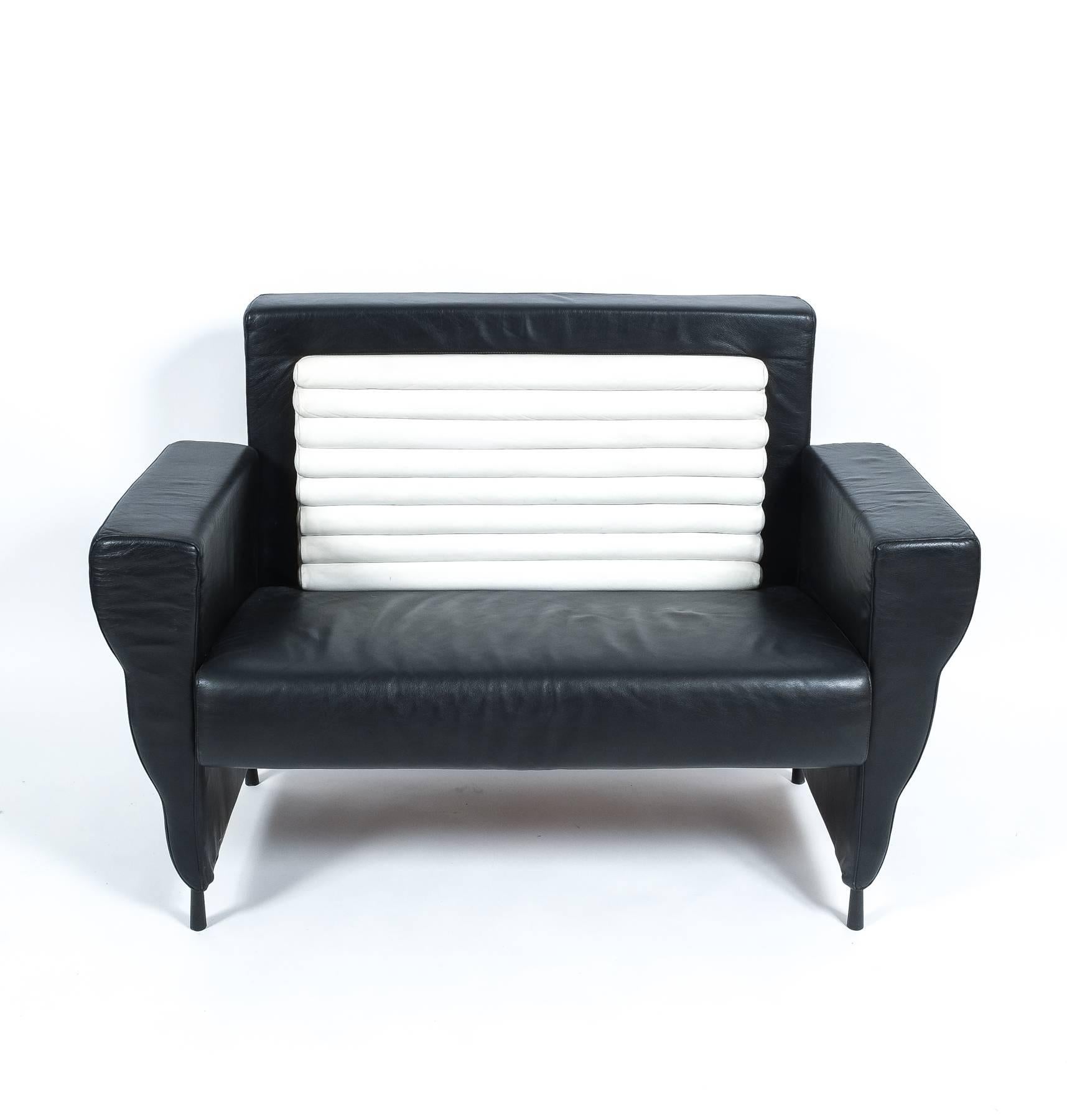 Post-Modern Ugo La Pietra for Busnelli Flessuosa Black and White Leather Sofa, Italy 1985 For Sale