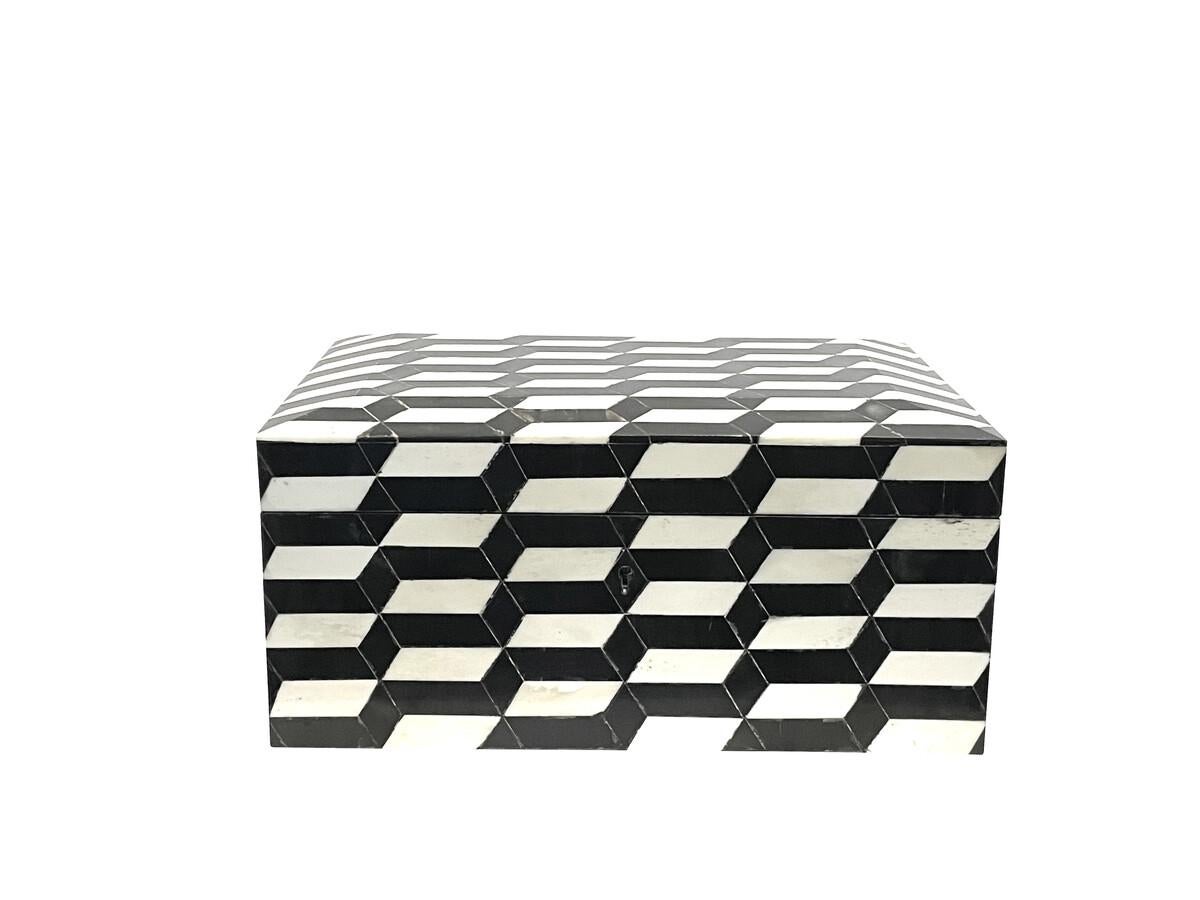 Contemporary Indonesian black and white hinged lidded bone box
in a 3D decorative design.