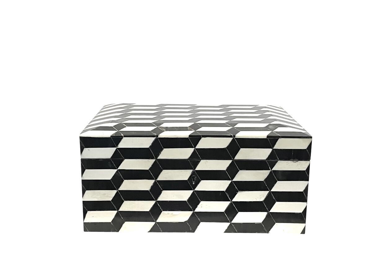 Caja de hueso indonesia contemporánea en blanco y negro con tapa abatible
en un diseño decorativo 3D.
