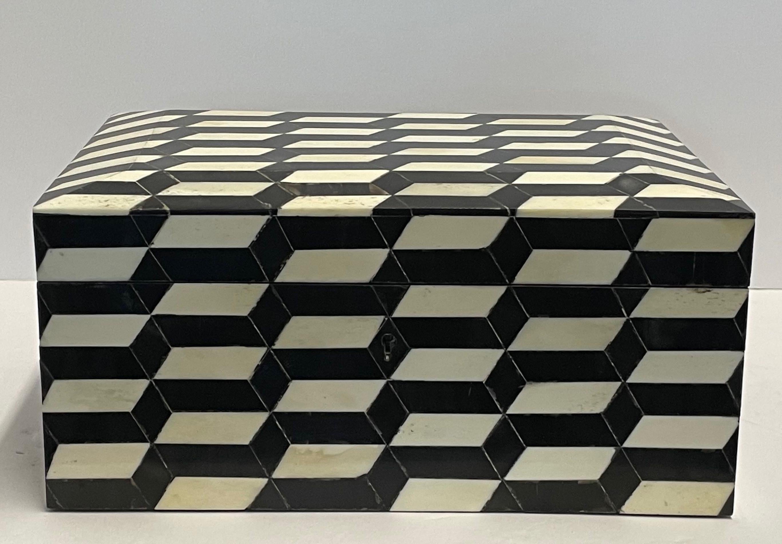 Caja de hueso con tapa en blanco y negro, Indonesia, Contemporáneo Indonesio en venta