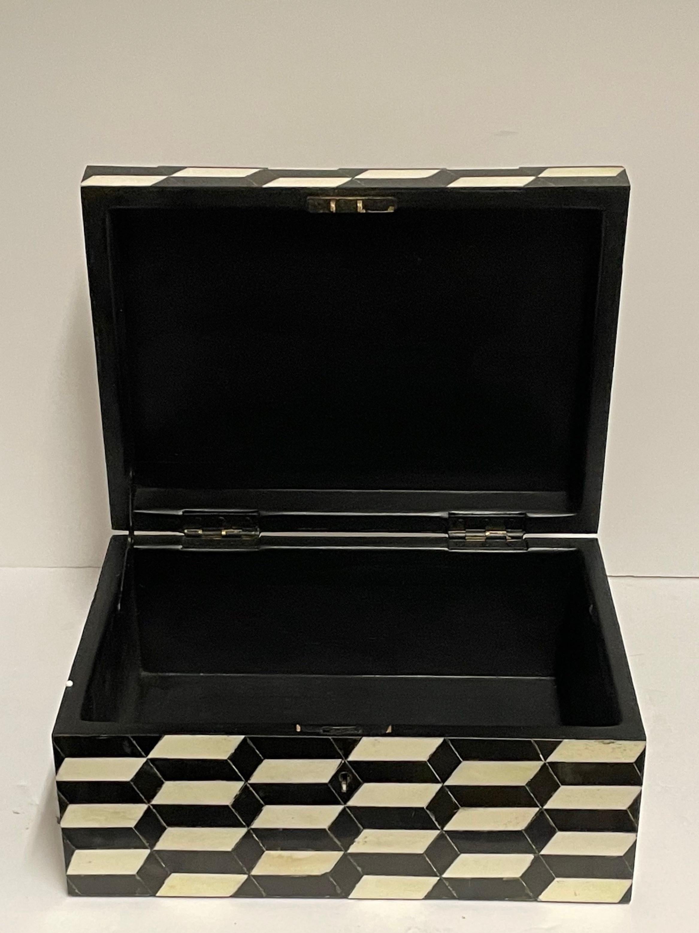 Black and White Lidded Bone Box, Indonesia, Contemporary In New Condition In New York, NY