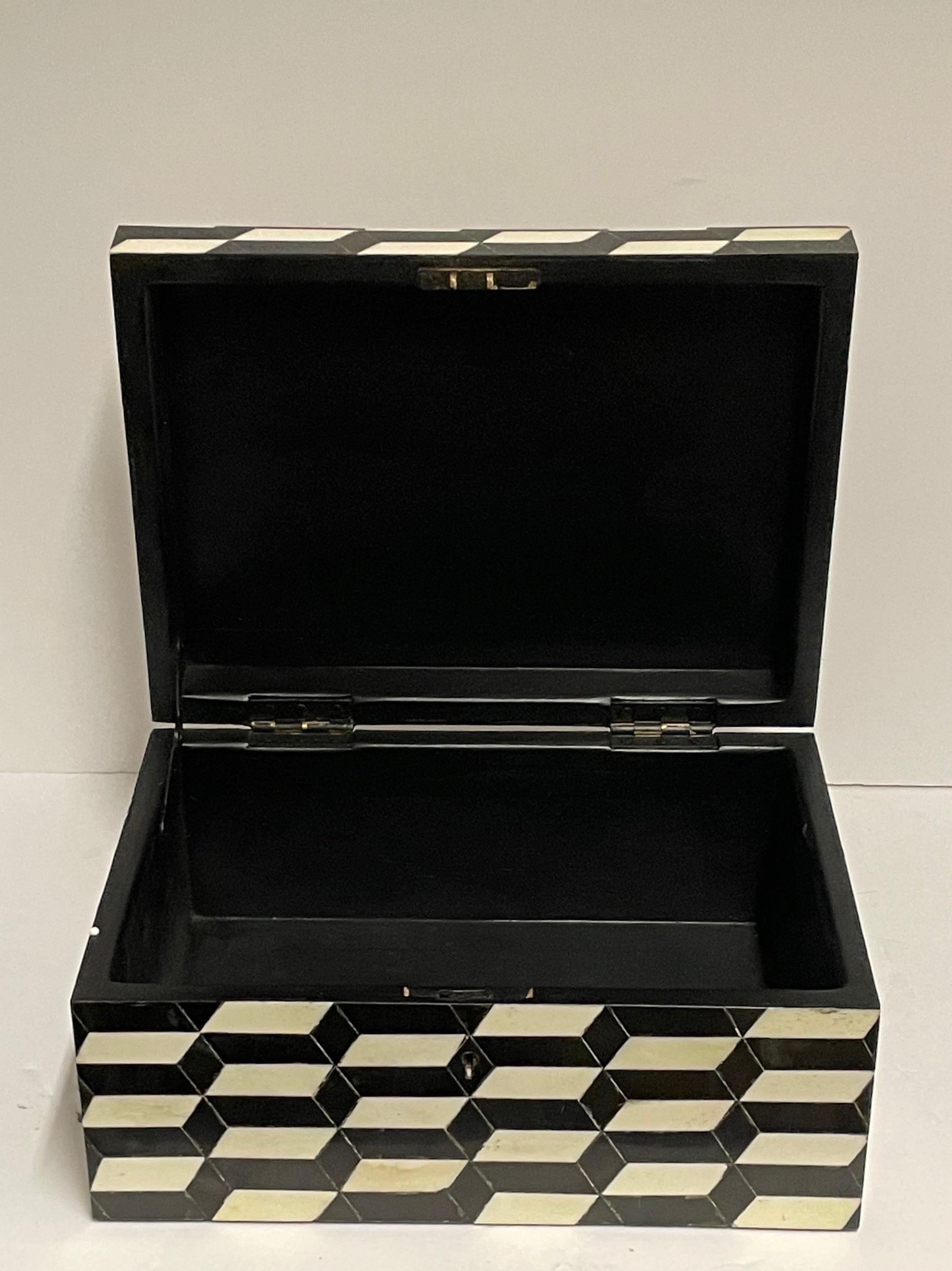 Caja de hueso con tapa en blanco y negro, Indonesia, Contemporáneo en Nuevo estado para la venta en New York, NY