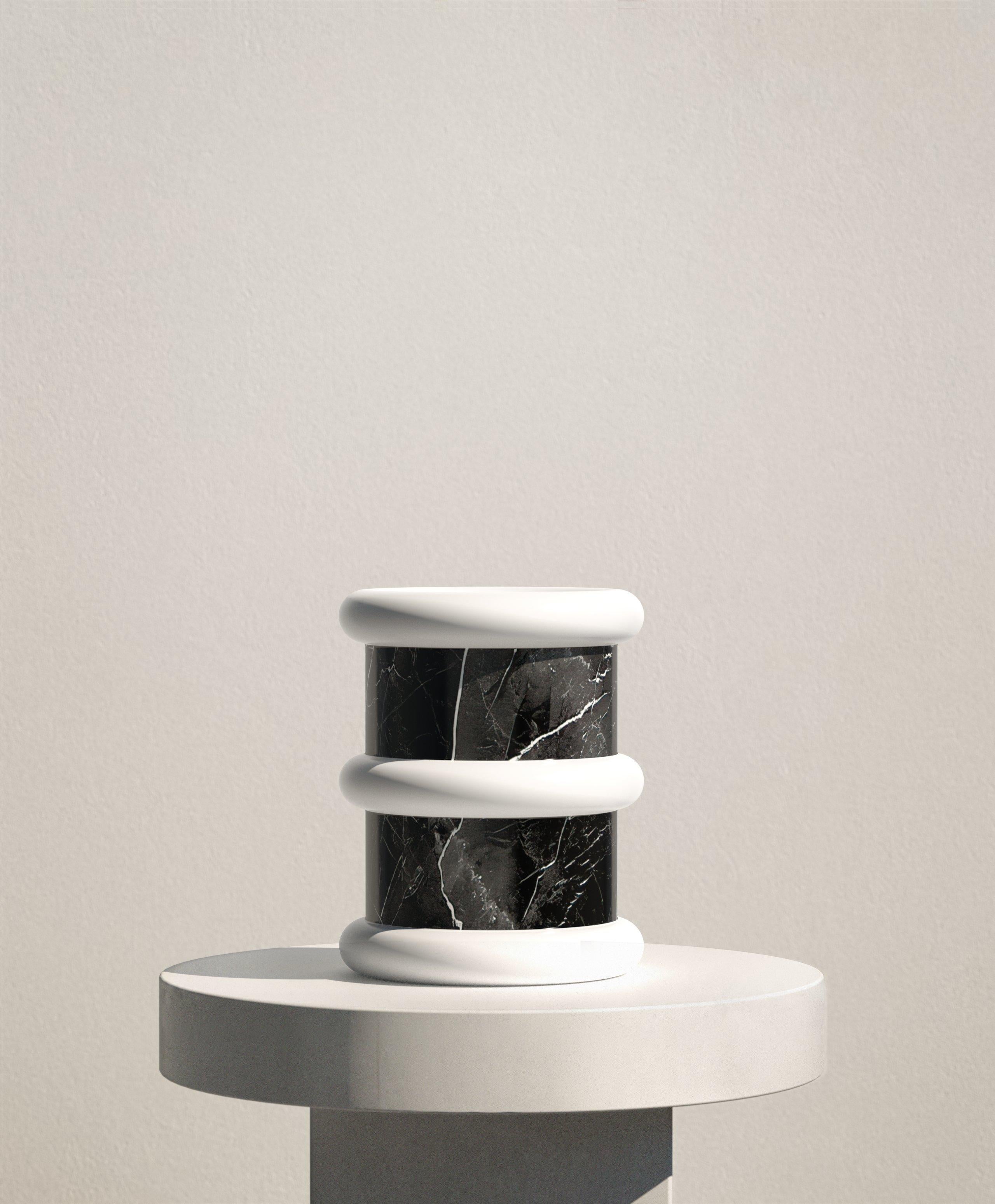 Ce vase minimaliste et ludique dans une combinaison audacieuse de marbre noir et blanc est un article parfait pour ajouter un accent authentique à tout espace intérieur. Fabriqués en Italie à partir de marbre naturel, les vases Lumière offrent des
