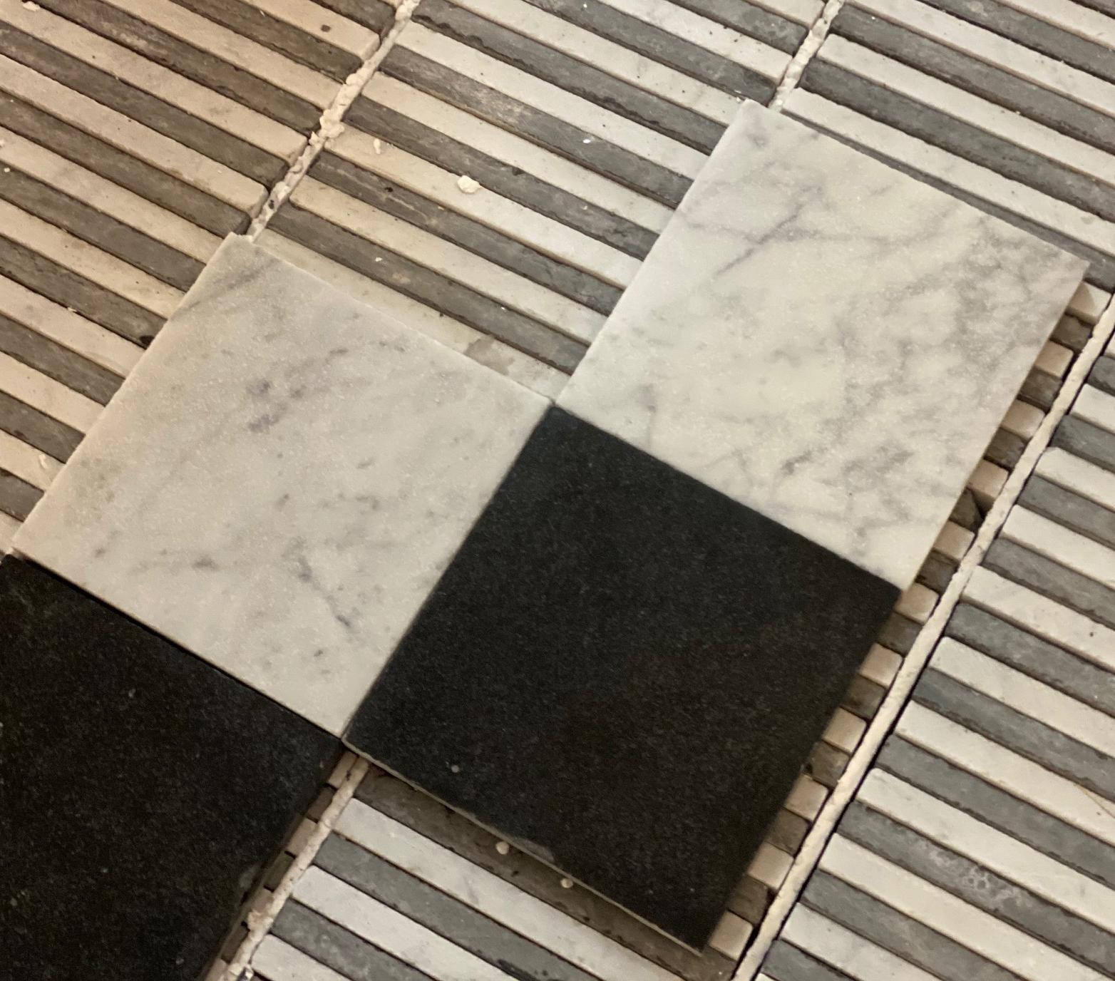 Ce revêtement de sol noir et blanc est composé d'une pièce de pierre bleue noire et d'une pièce de marbre blanc. Il fait une impression étonnante dans n'importe quelle pièce ou espace. 

Chaque tuile mesure 7,75