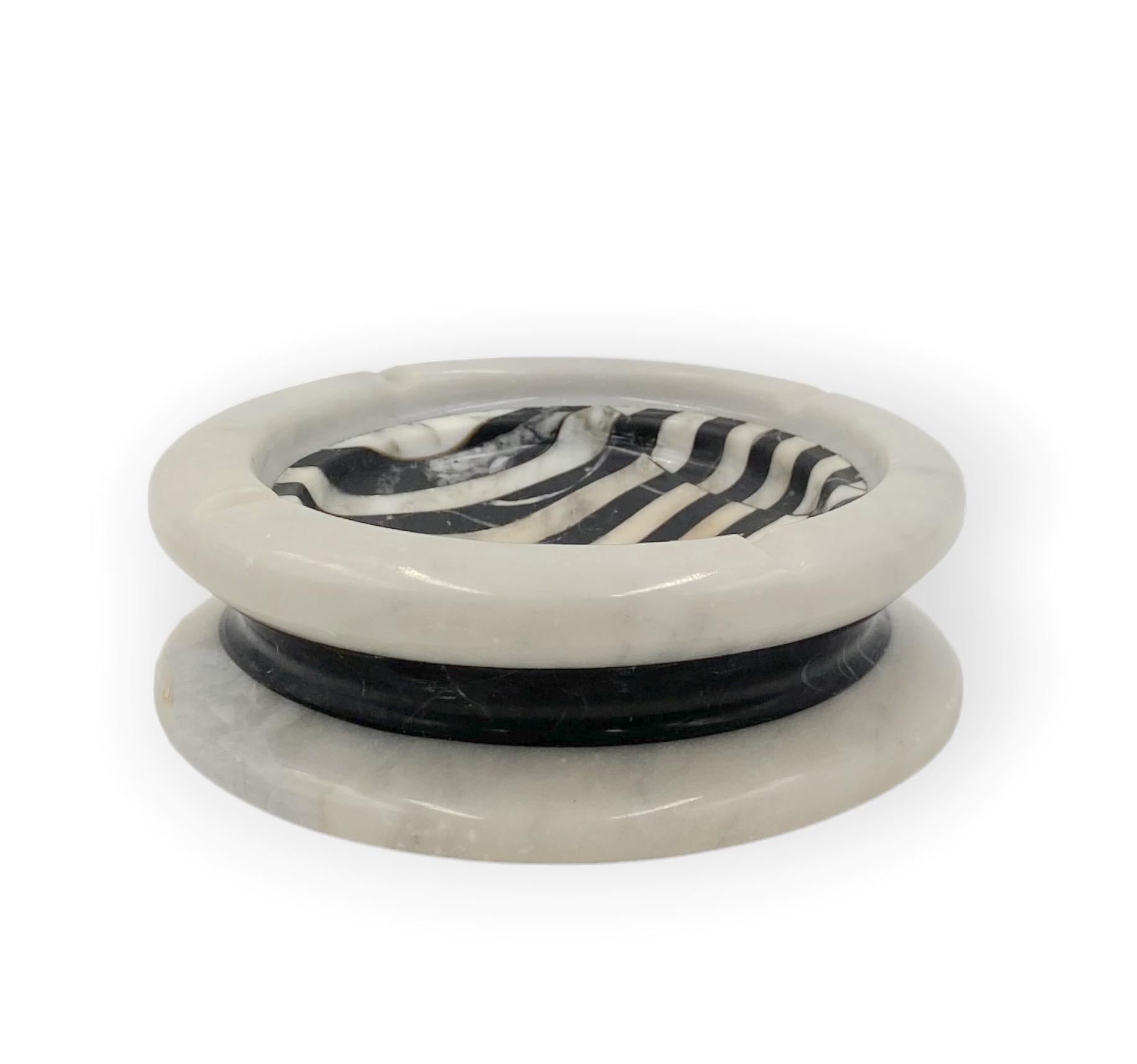 Black and white marble inlays ashtray 

Casigliani Italy, 1970s

16 diam. x 6 cm h

Conditions: very good consistent with age and use. Slight signs of wear.