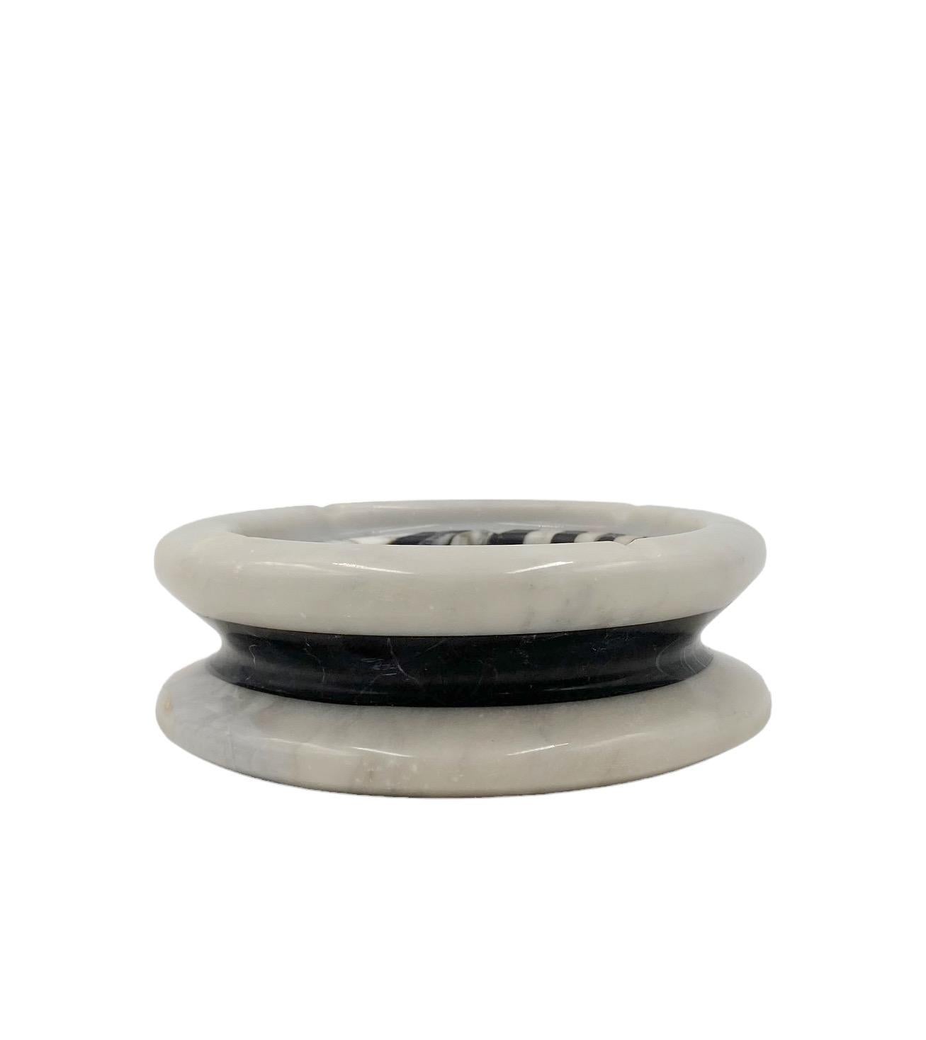 Italian Black and white marble inlays ashtray, Casigliani Italy, 1970s For Sale