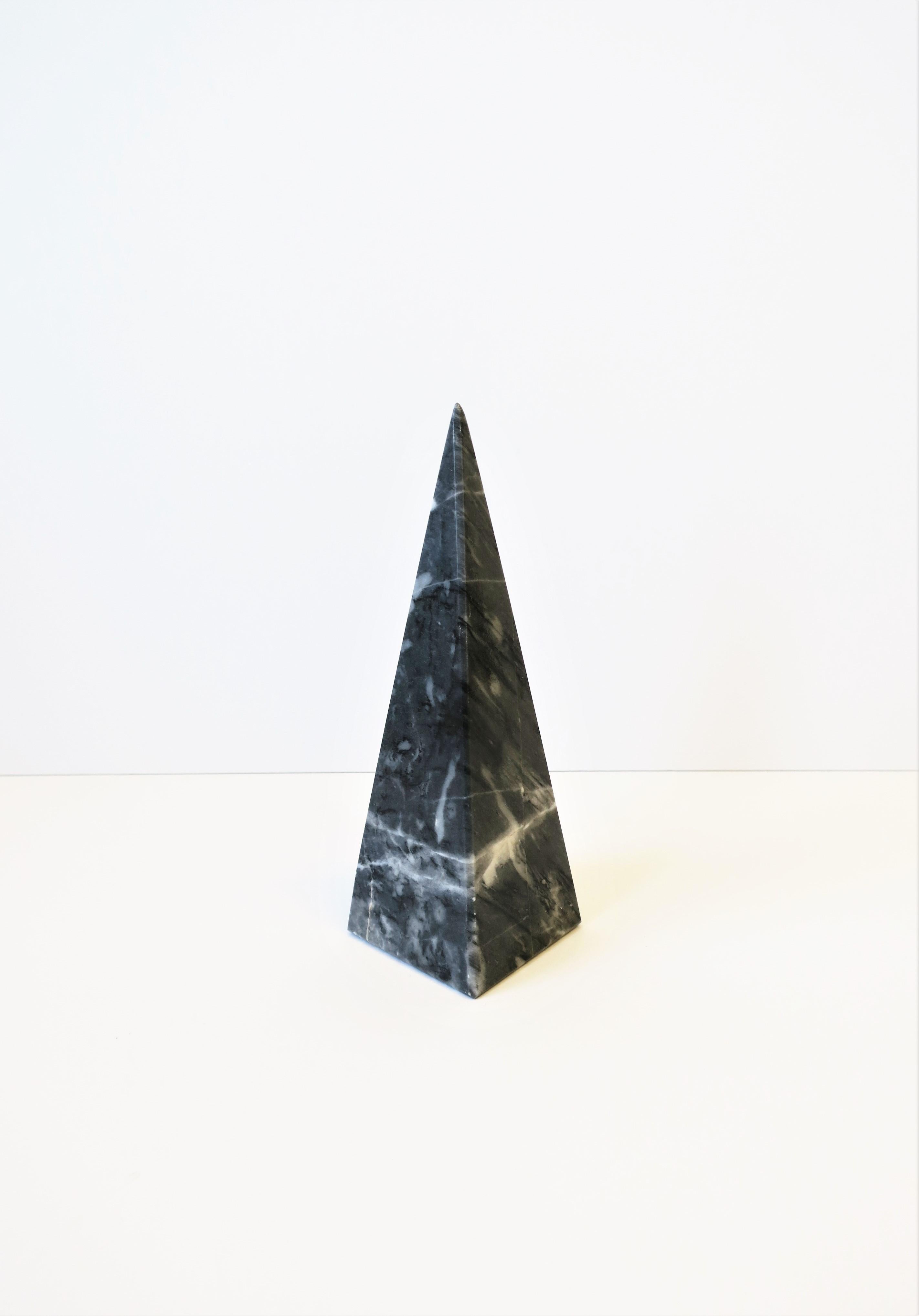 Black and White Marble Pyramid Obelisk Style Decorative Object In Good Condition For Sale In New York, NY