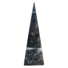 Objet décoratif pyramide en marbre noir et blanc de style obélisque