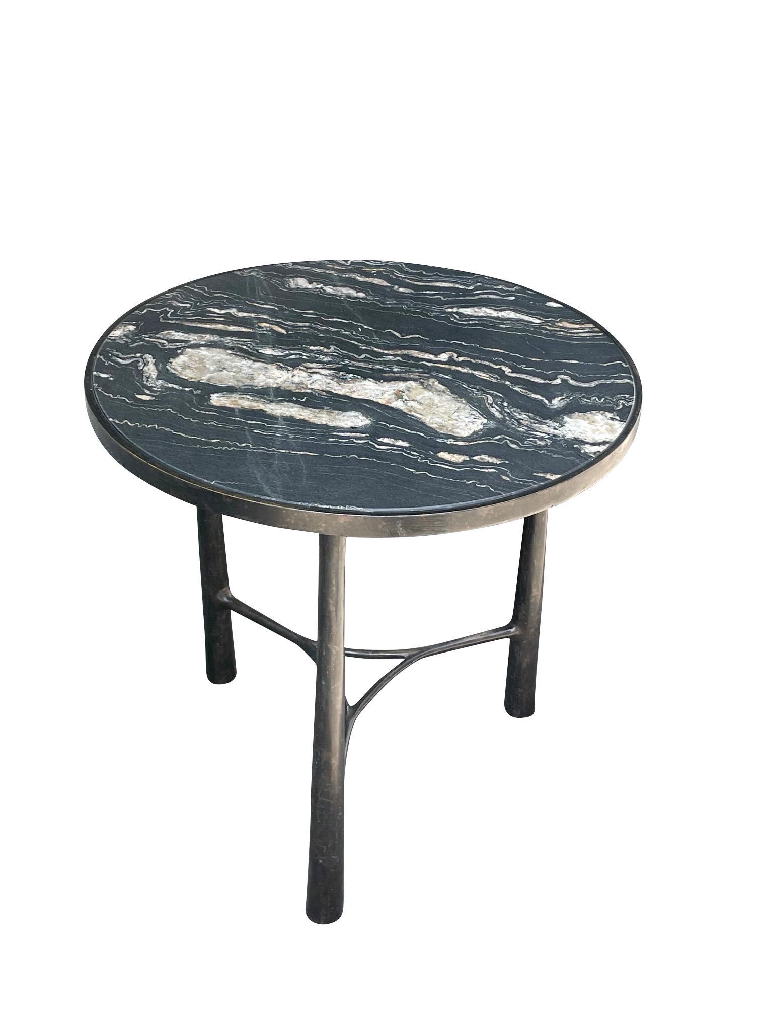Allemand Table basse en marbre noir et blanc, base en bronze, Allemagne, contemporaine en vente