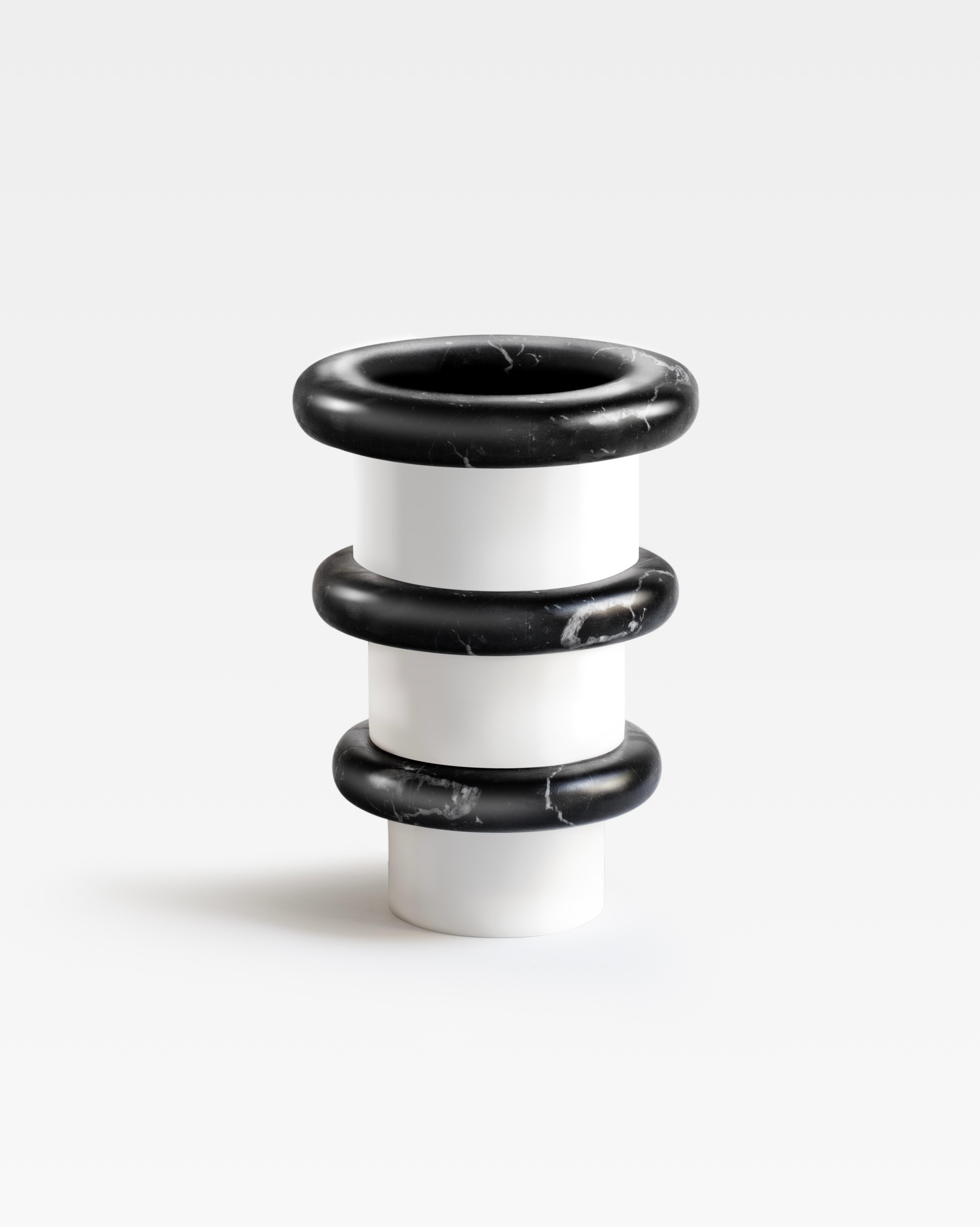 Italiano Vaso in marmo bianco e nero in serie numerata, fatto a mano su ordinazione in Italia in vendita