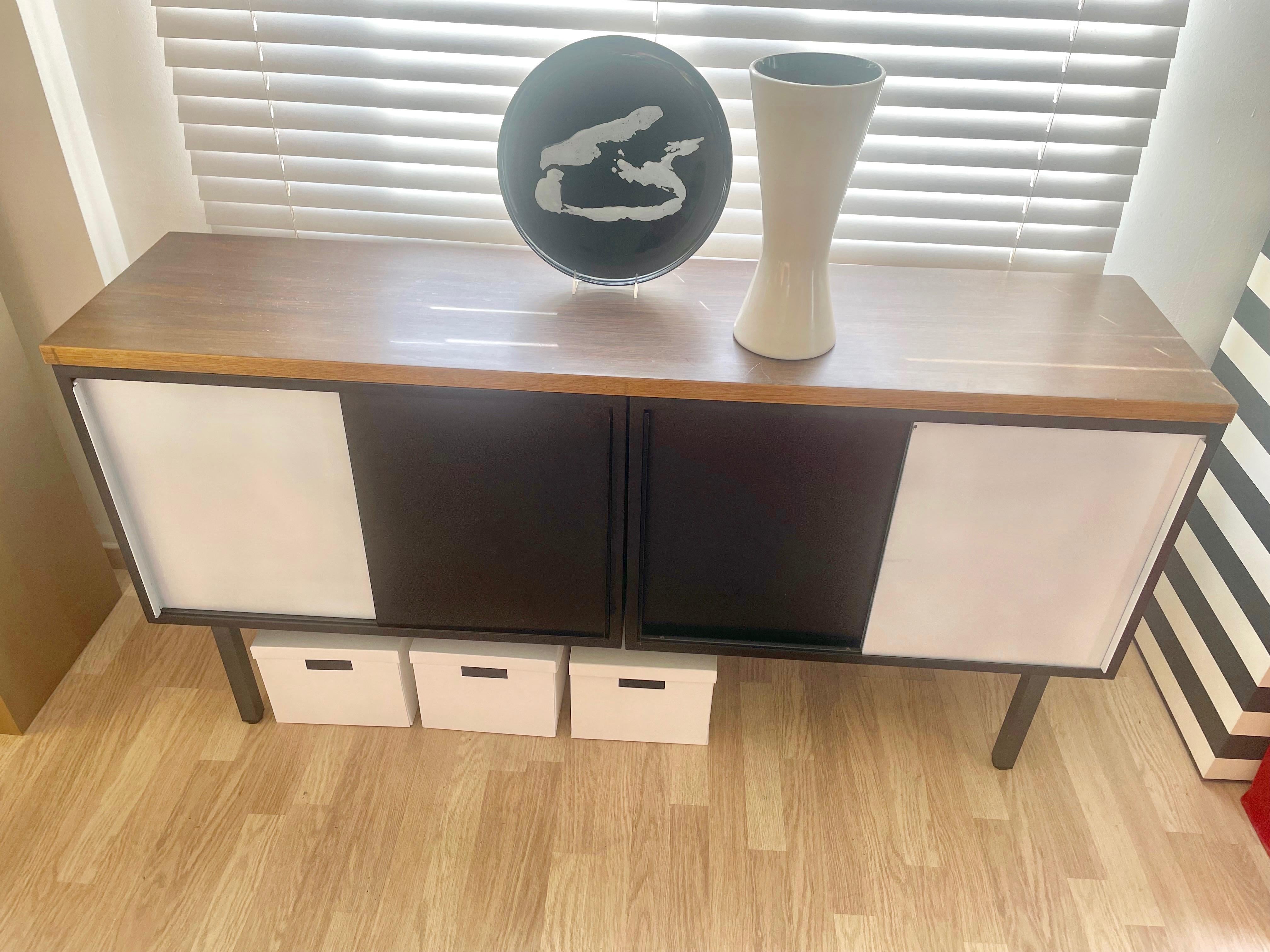 Black and White Metal and Wood Top Four Doors Sideboard by Pastoe, Netherlands. In Good Condition For Sale In Brussels, BE