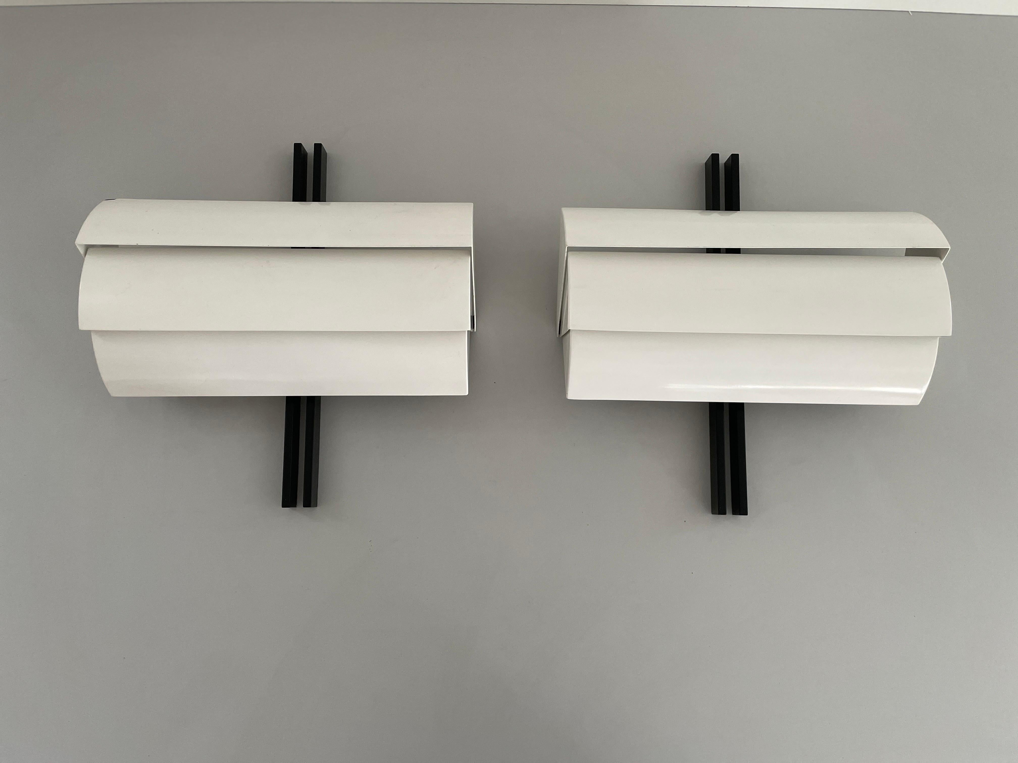 Black and White Metal Pair of Sconces by E. Gismondi for Artemide, 1970s, Italy

Very elegant and Minimalist wall lamps.

Lamps are in very good condition.

These lamps works with E27 standard light bulbs. 
Wired and suitable to use in all