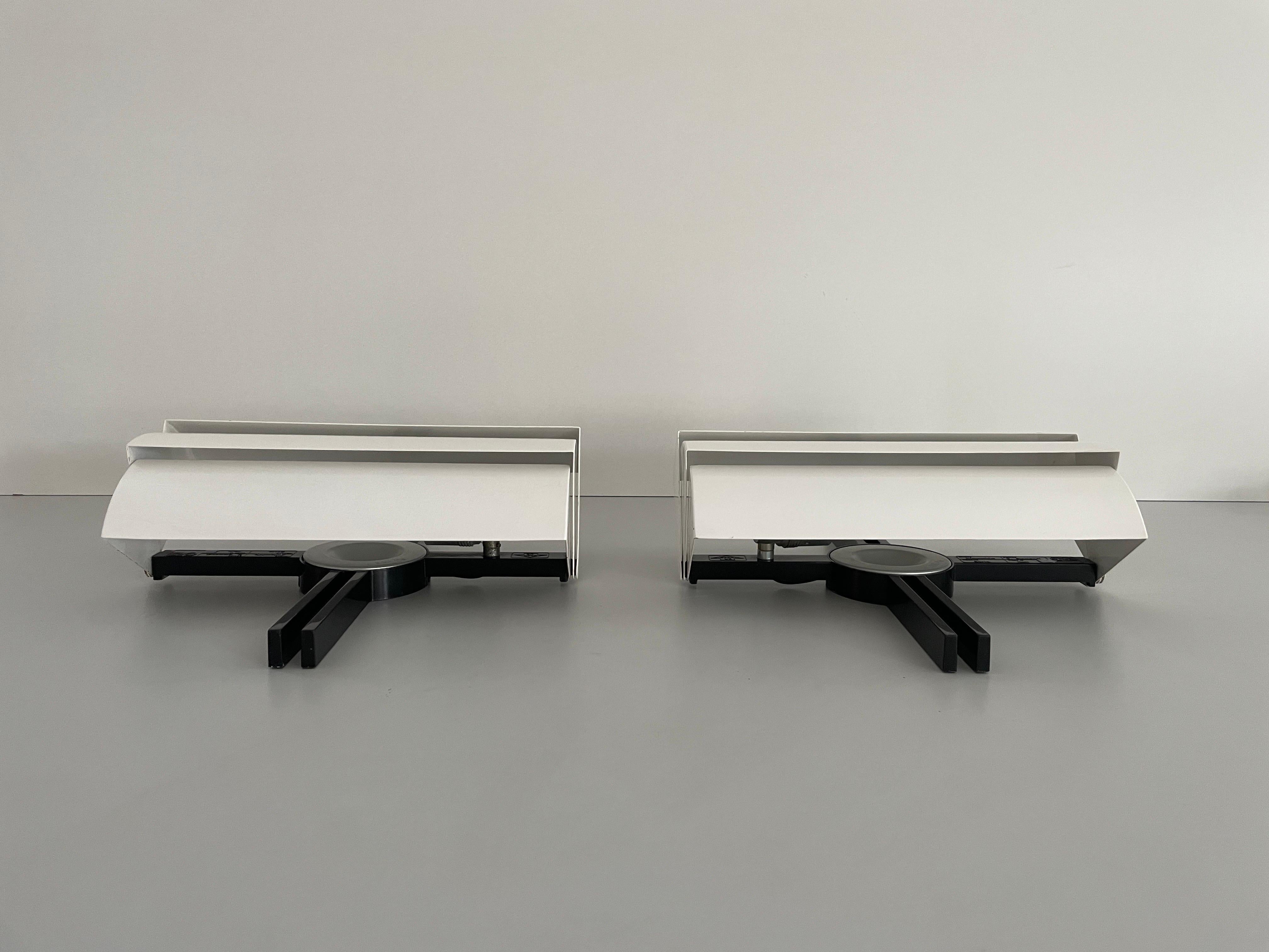 Paar Wandleuchter aus schwarzem und weißem Metall von E. Gismondi für Artemide, 1970er Jahre, Italien (Moderne der Mitte des Jahrhunderts) im Angebot