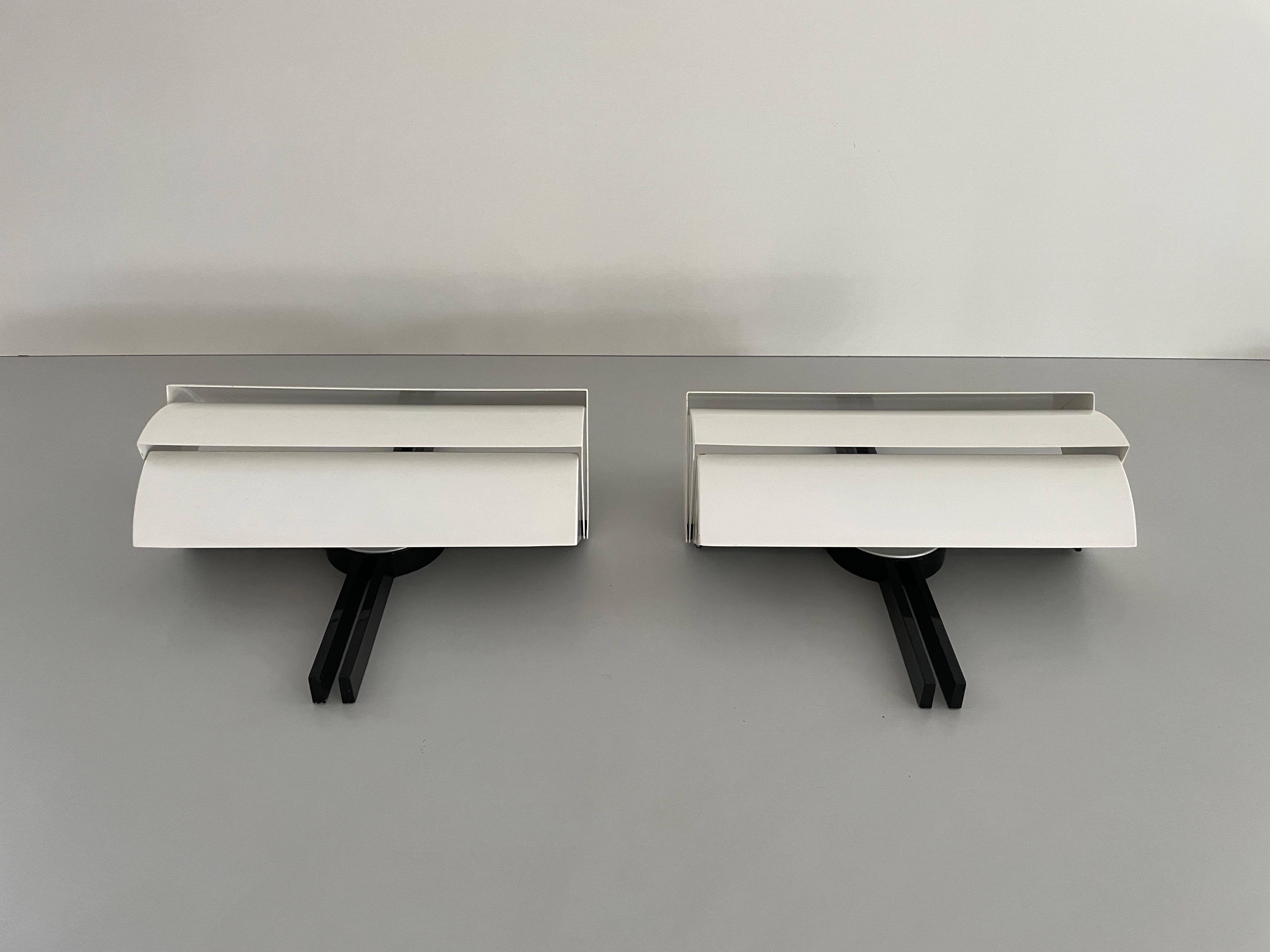 Italian Black and White Metal Pair of Sconces by E. Gismondi for Artemide, 1970s, Italy For Sale
