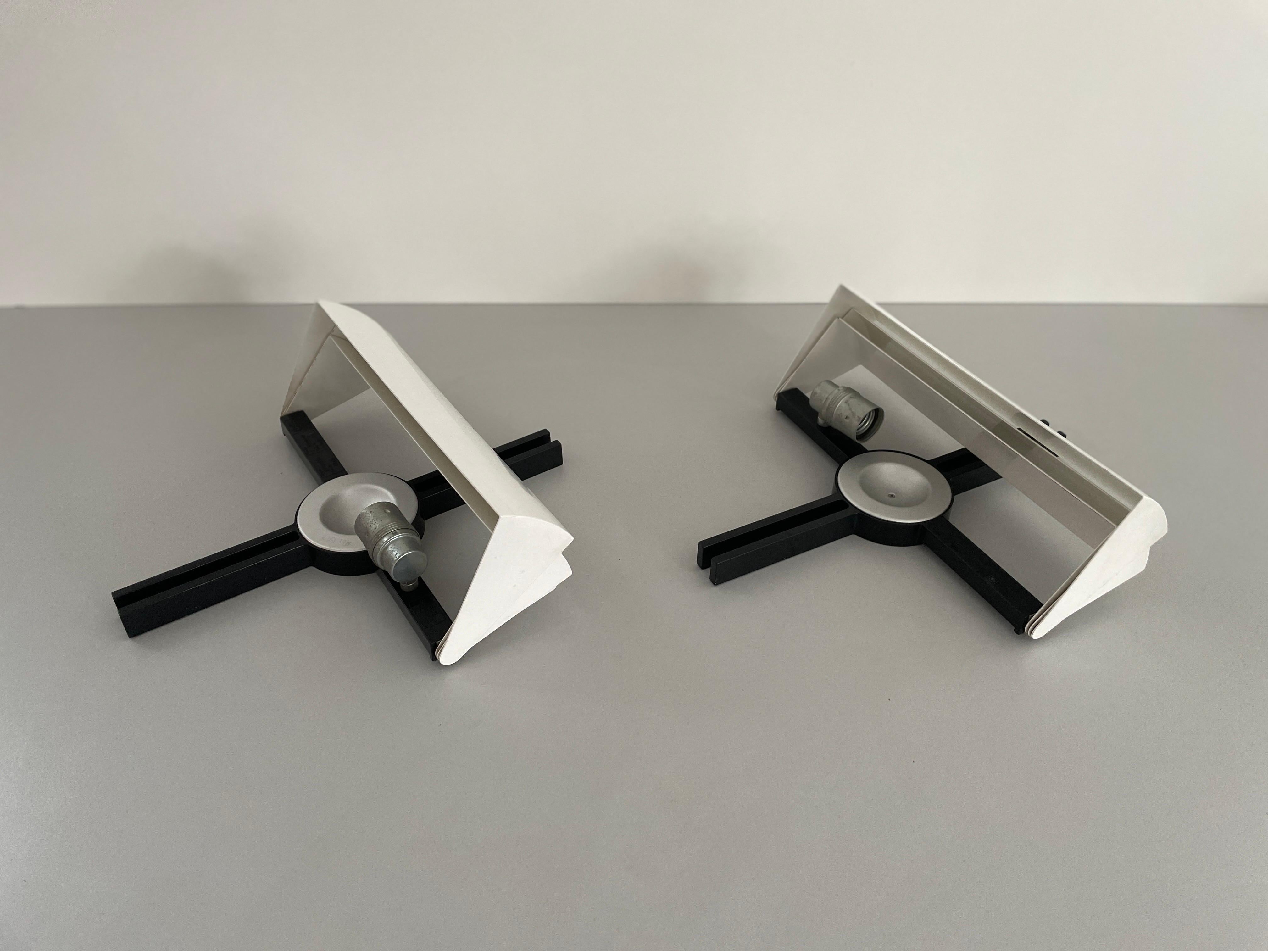 Black and White Metal Pair of Sconces by E. Gismondi for Artemide, 1970s, Italy For Sale 2