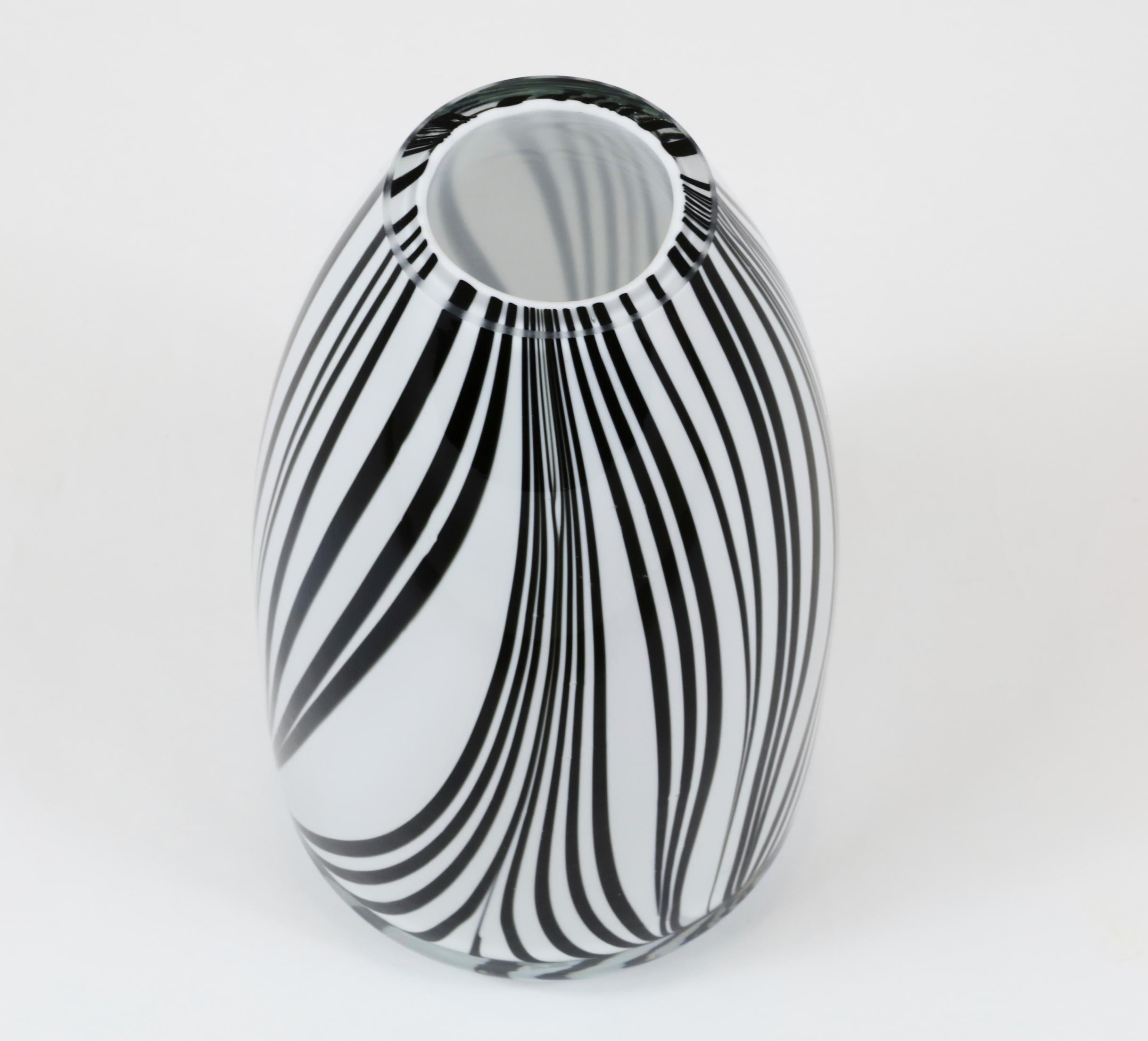 Black and white midcentury vase

Measures: 8