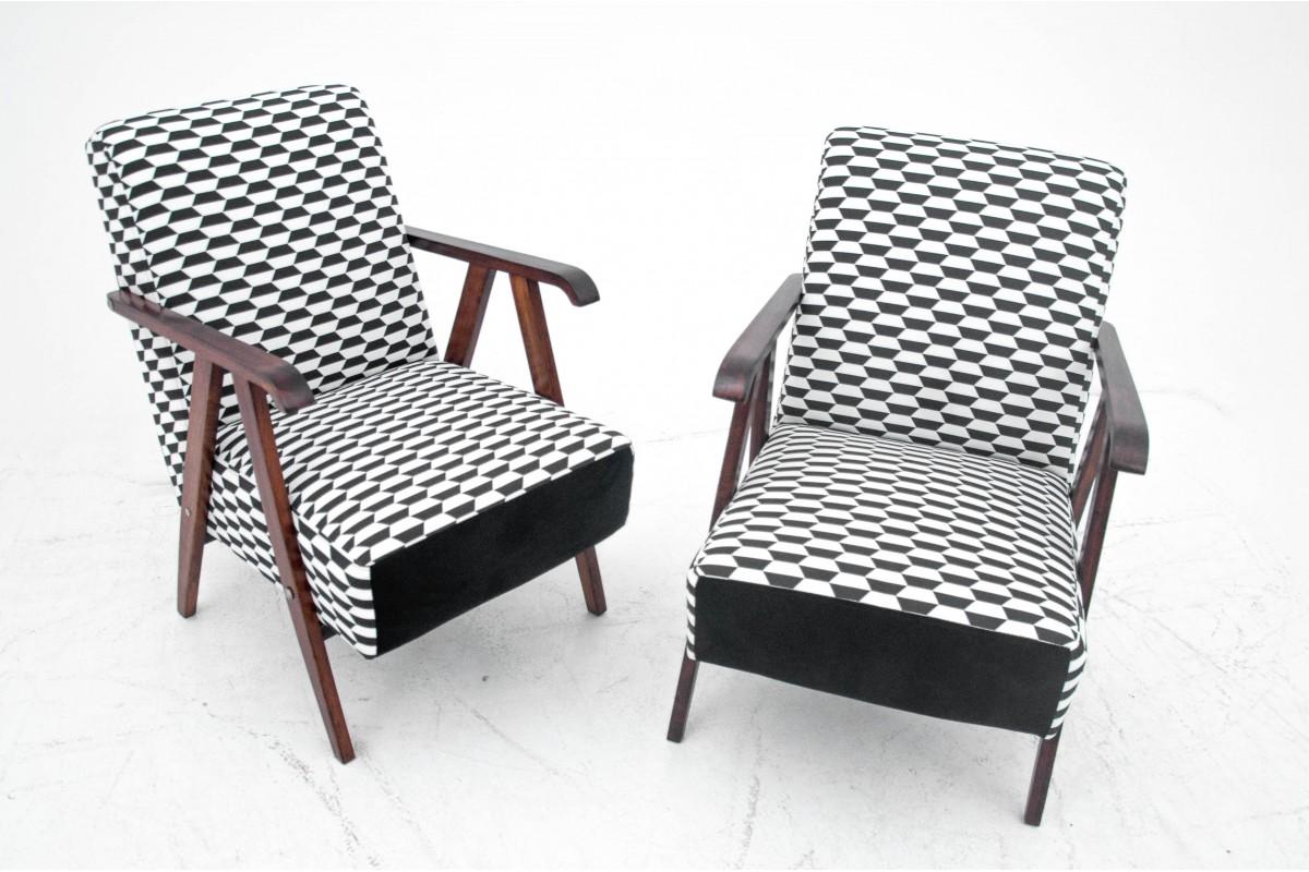 A pair of armchairs, Poland, 1960s

Very good condition, after renovation and replacement of the upholstery with a new one.

Wood: walnut

dimensions

height 81 cm, seat height 40 cm, width 56 cm, depth 77 cm.