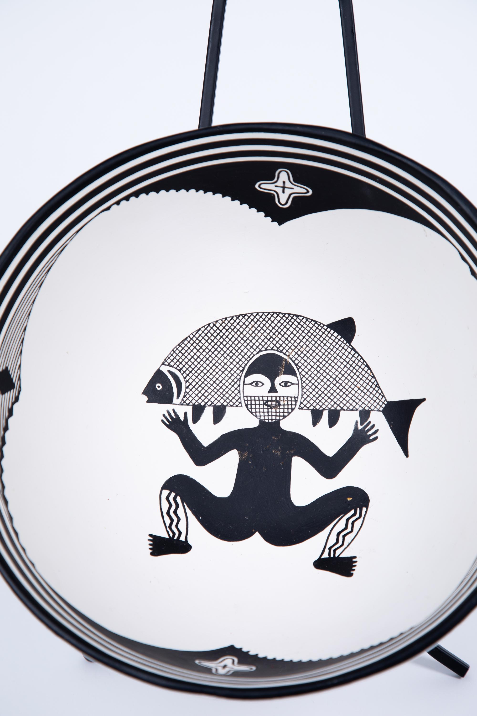 Bol Mimbre en poterie d'argile blanche fait à la main avec un motif de pêcheur indigène amérindien. Signé en bas Pablo Lopez.
Acheté à l'artiste dans les années 1980, Mexique central