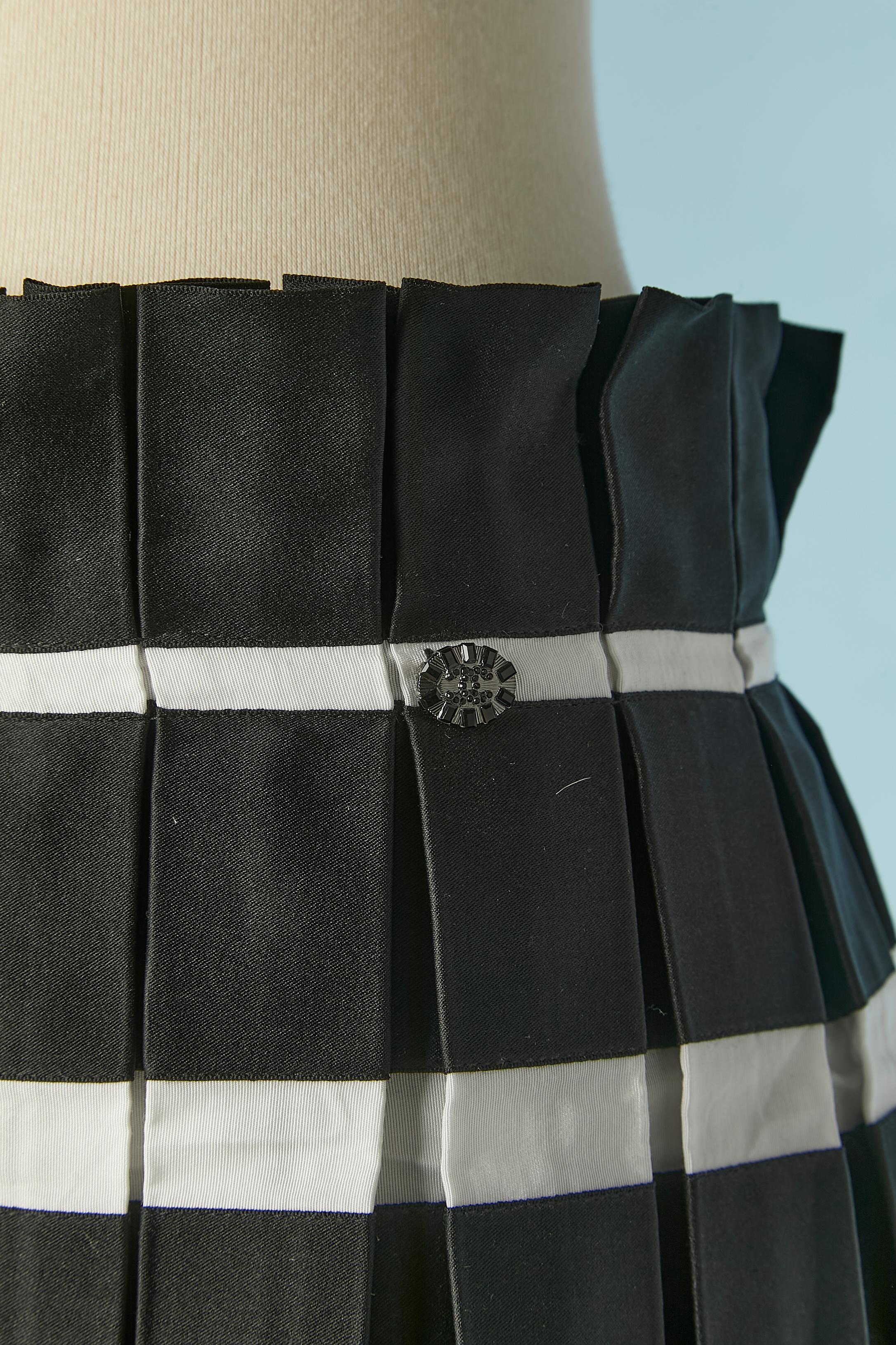 Black and white mini pleated silk skirt Chanel  In Excellent Condition In Saint-Ouen-Sur-Seine, FR