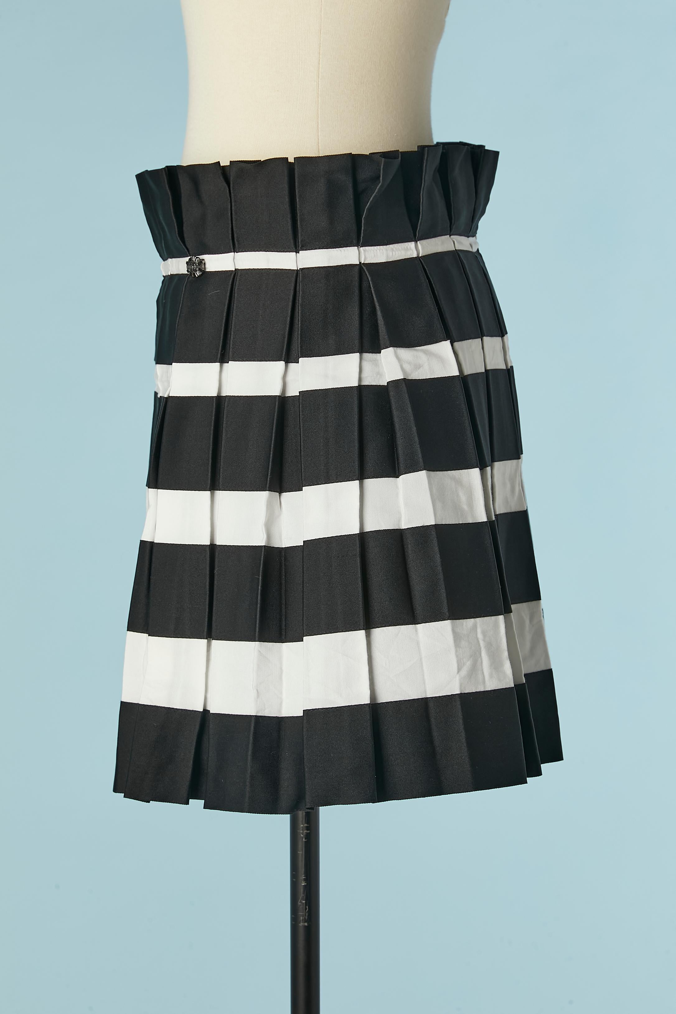 Women's Black and white mini pleated silk skirt Chanel  For Sale