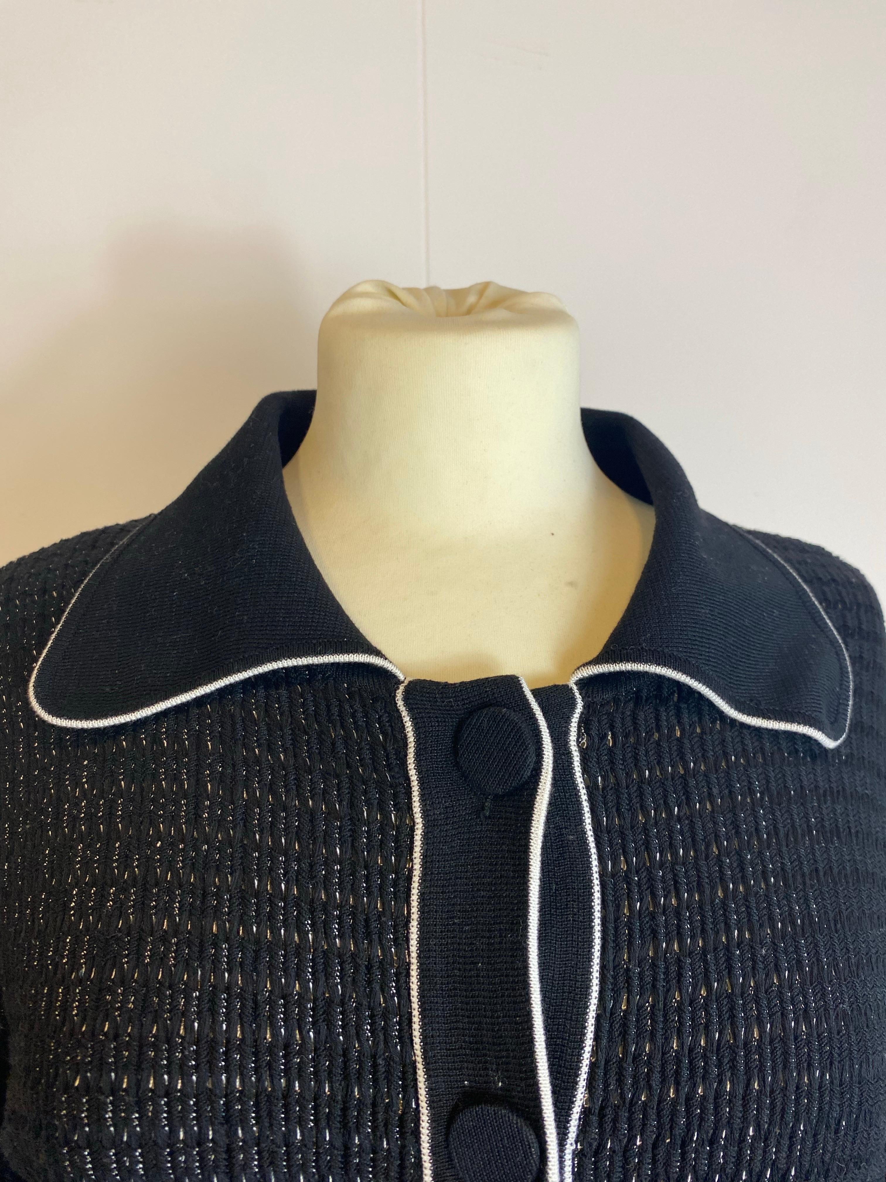 Trench nero di Missoni con dettagli bianchi e cintura.
Taglia 42 IT.
78% cotone, 22% viscosa.
Prodotto in Italia.
Spalle 42 cm.
Lunghezza 92 cm.
In buone condizioni, presenta difetti e segni d'uso come mostrato nelle foto.