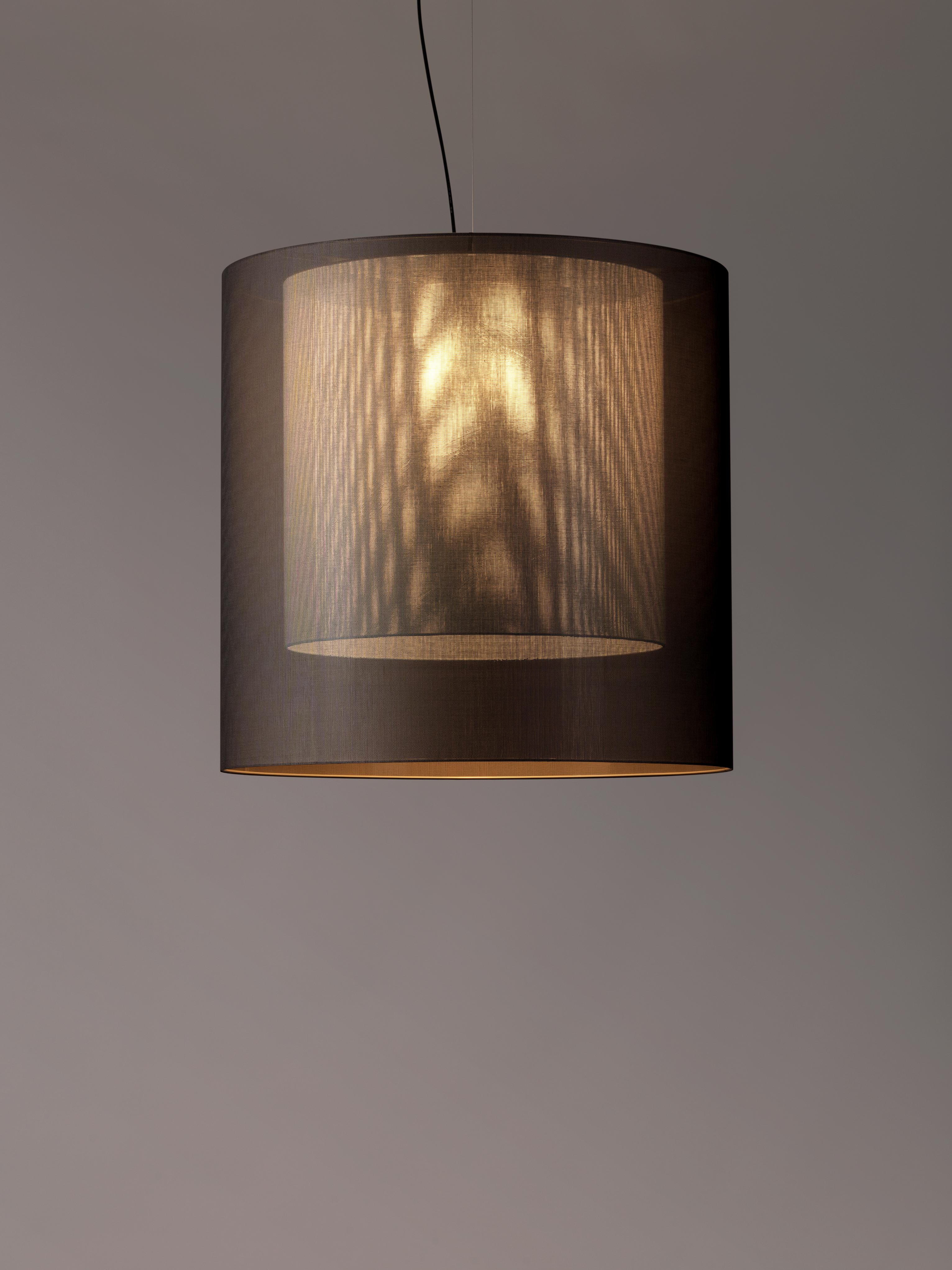 Lampada a sospensione Moaré XL in bianco e nero di Antoni Arola
Dimensioni: P 83 x H 81 cm.
Materiali: Metallo, poliestere.
Disponibile in altri colori e dimensioni.

Le molteplici combinazioni di formati e colori di Moaré lo rendono