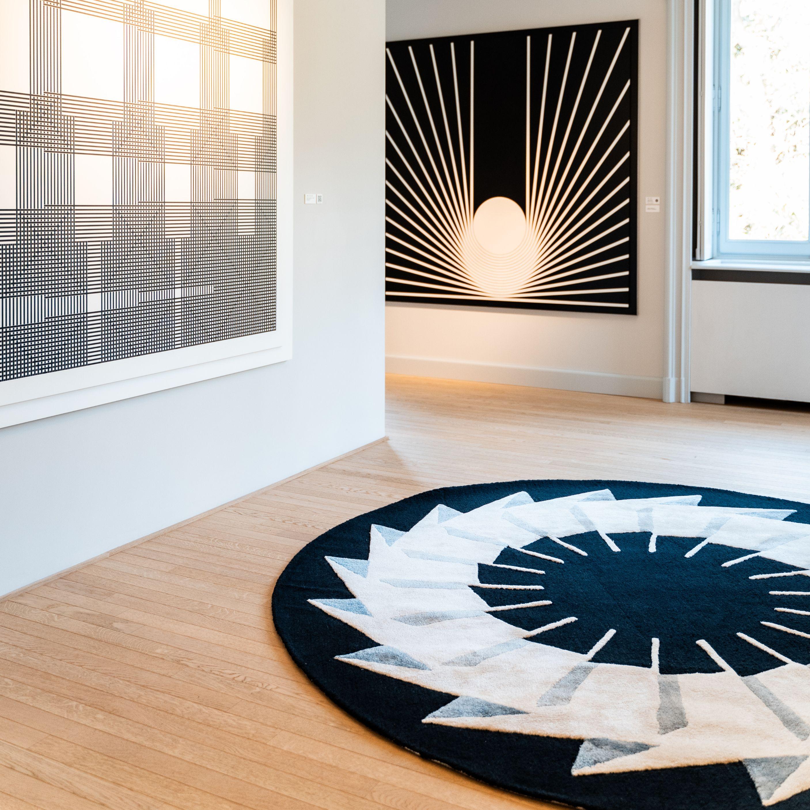 Modern Black and White Monochrome Round Rug Made from Wool, Linen and Silk (S) For Sale