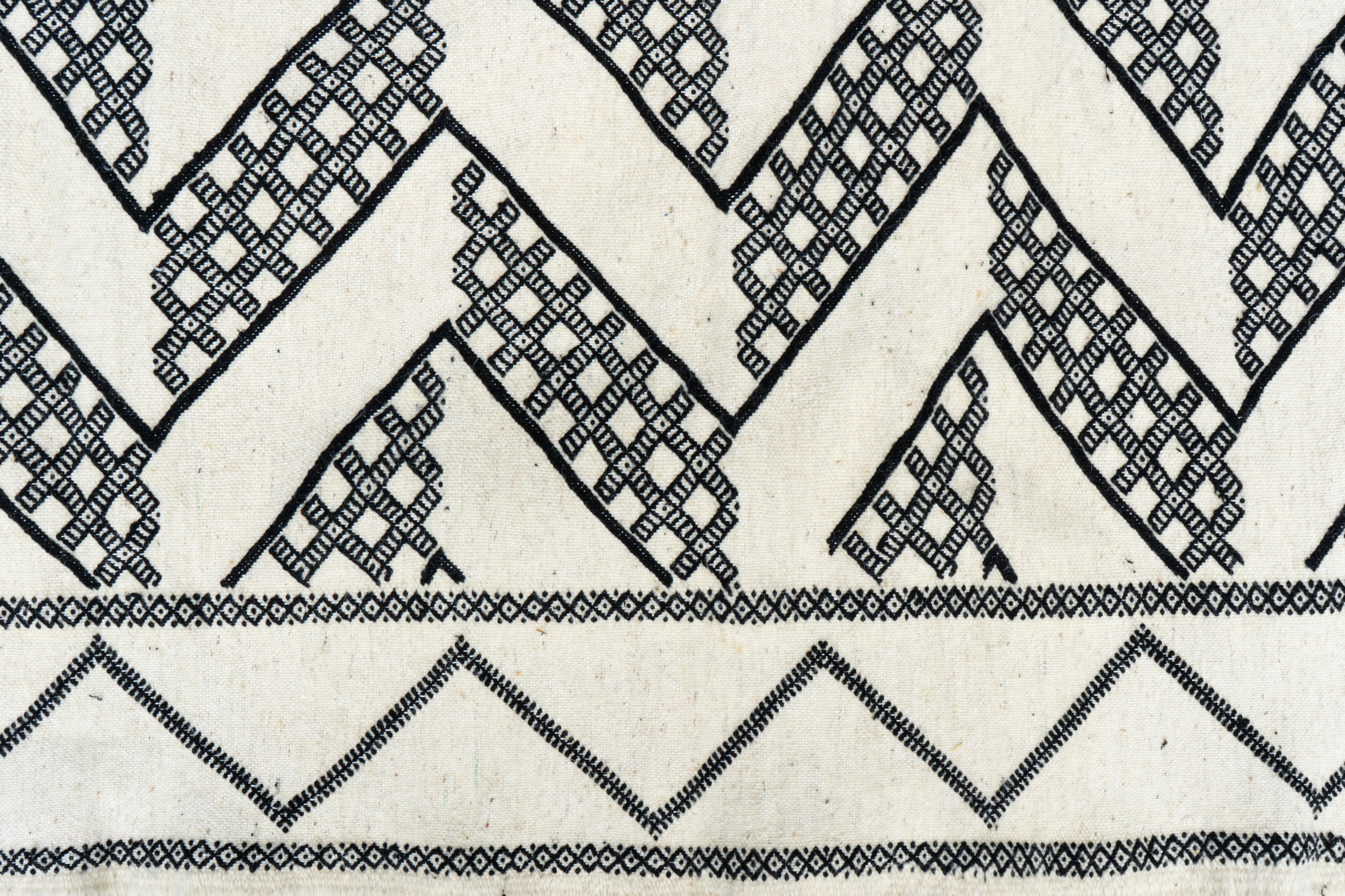 Black and White Moroccan Rug In New Condition For Sale In New York, NY