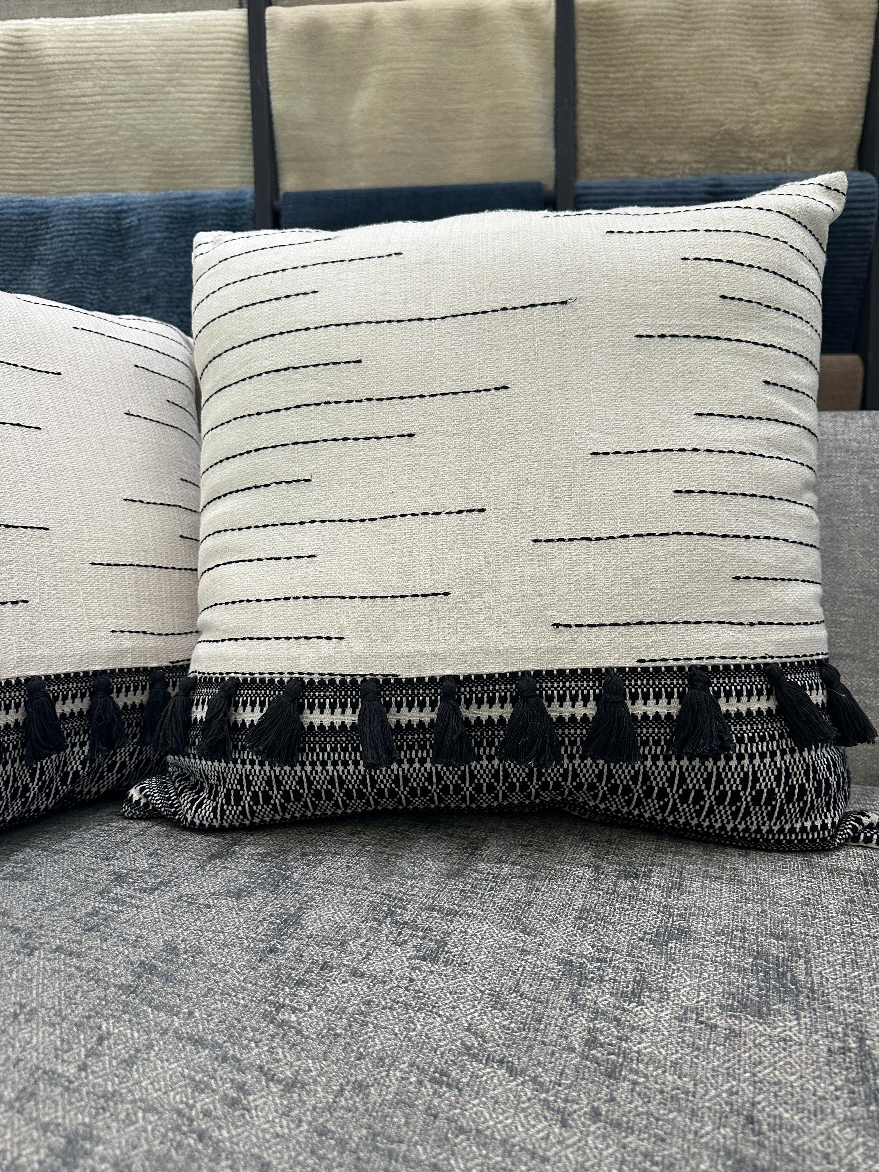 Cuscino con nappe Boho

Eleva il tuo spazio con il cuscino Boho Tassel Throw Pillow, una miscela perfetta di contrasti audaci e fascino bohémien. Caratterizzato da un intramontabile design in bianco e nero, questo versatile cuscino d'accento si