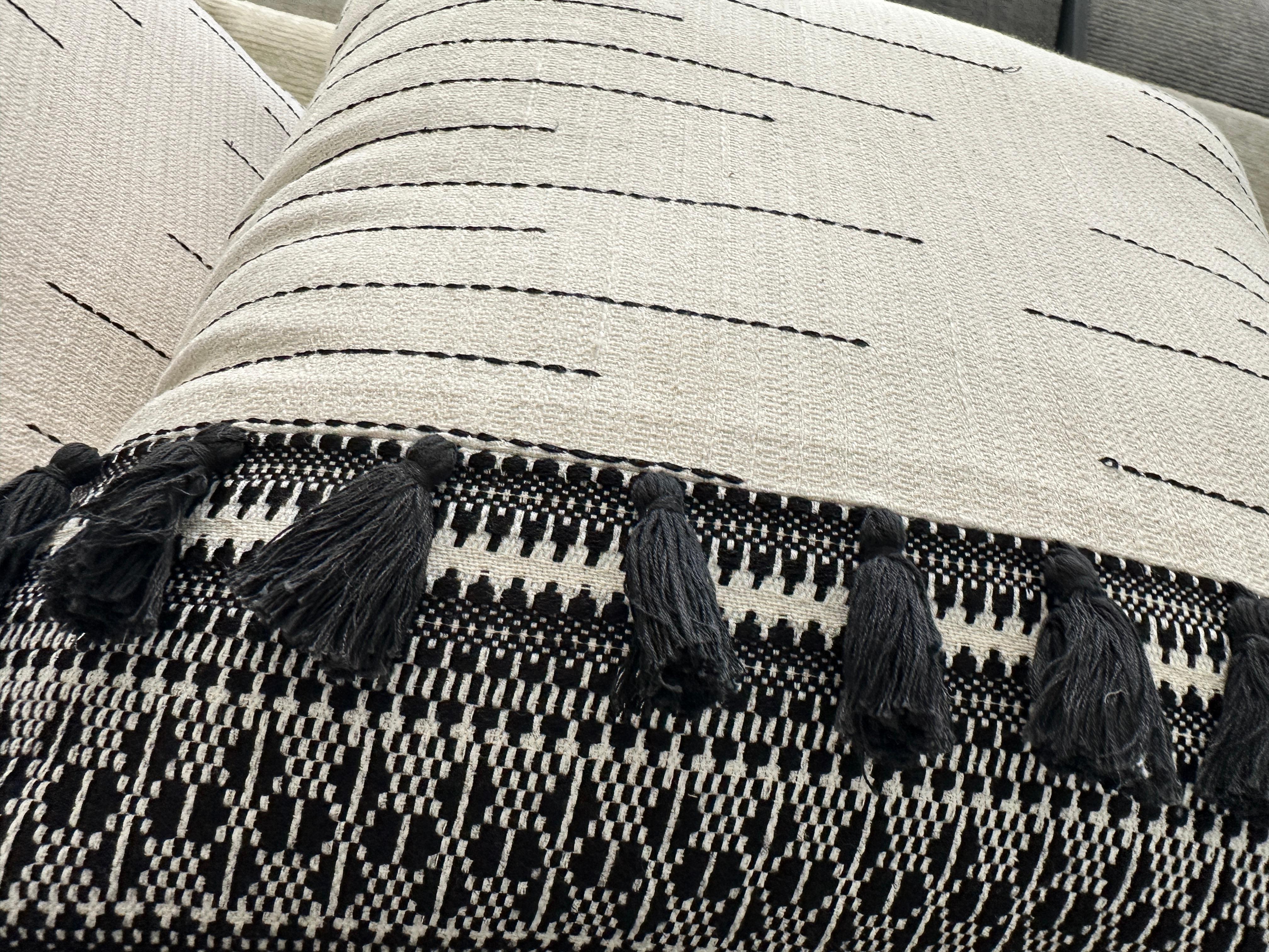 Indiano Cuscino con nappe marocchine in bianco e nero in vendita