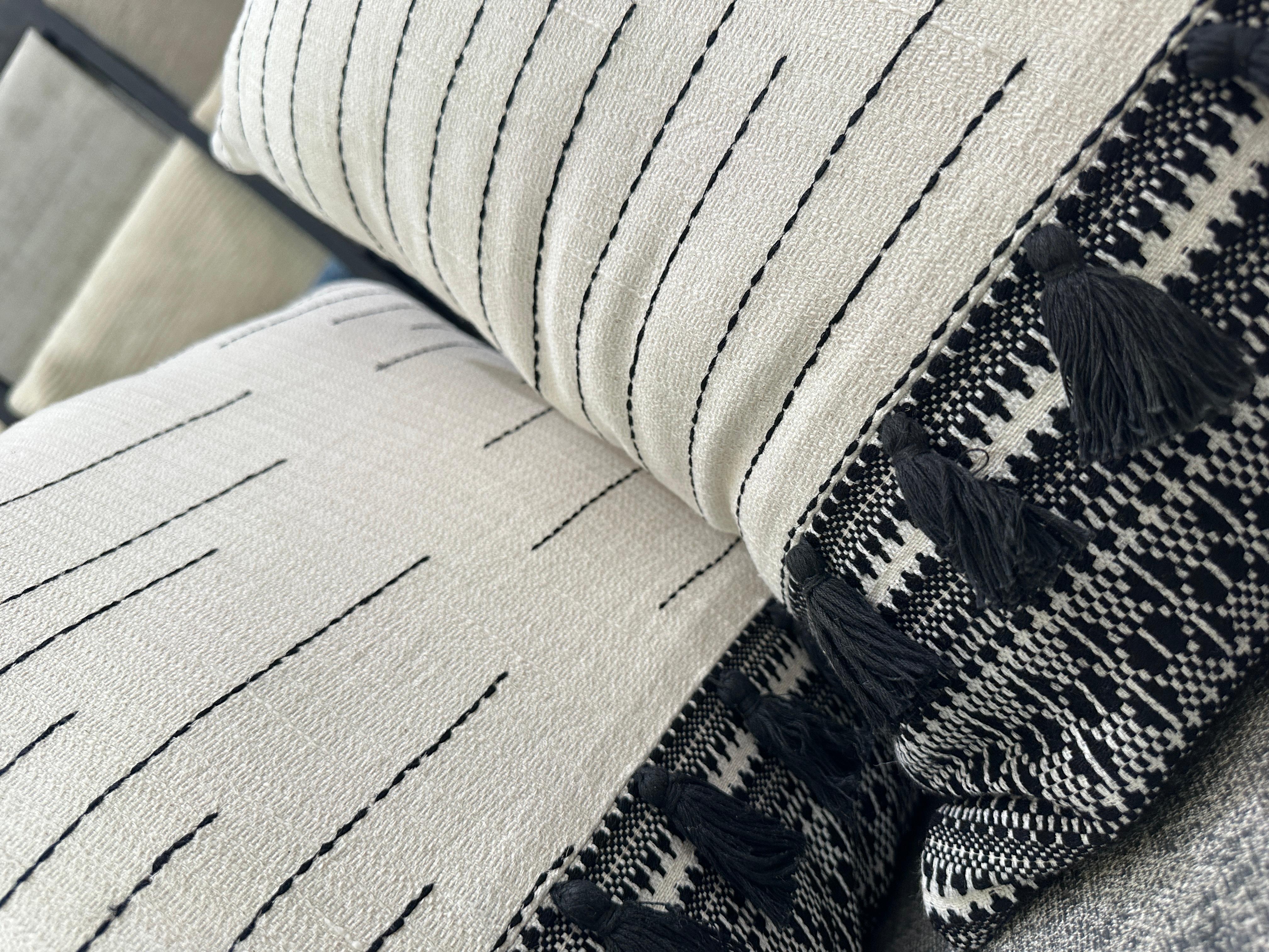 Cuscino con nappe marocchine in bianco e nero In condizioni Nuovo in vendita a West Hollywood, CA