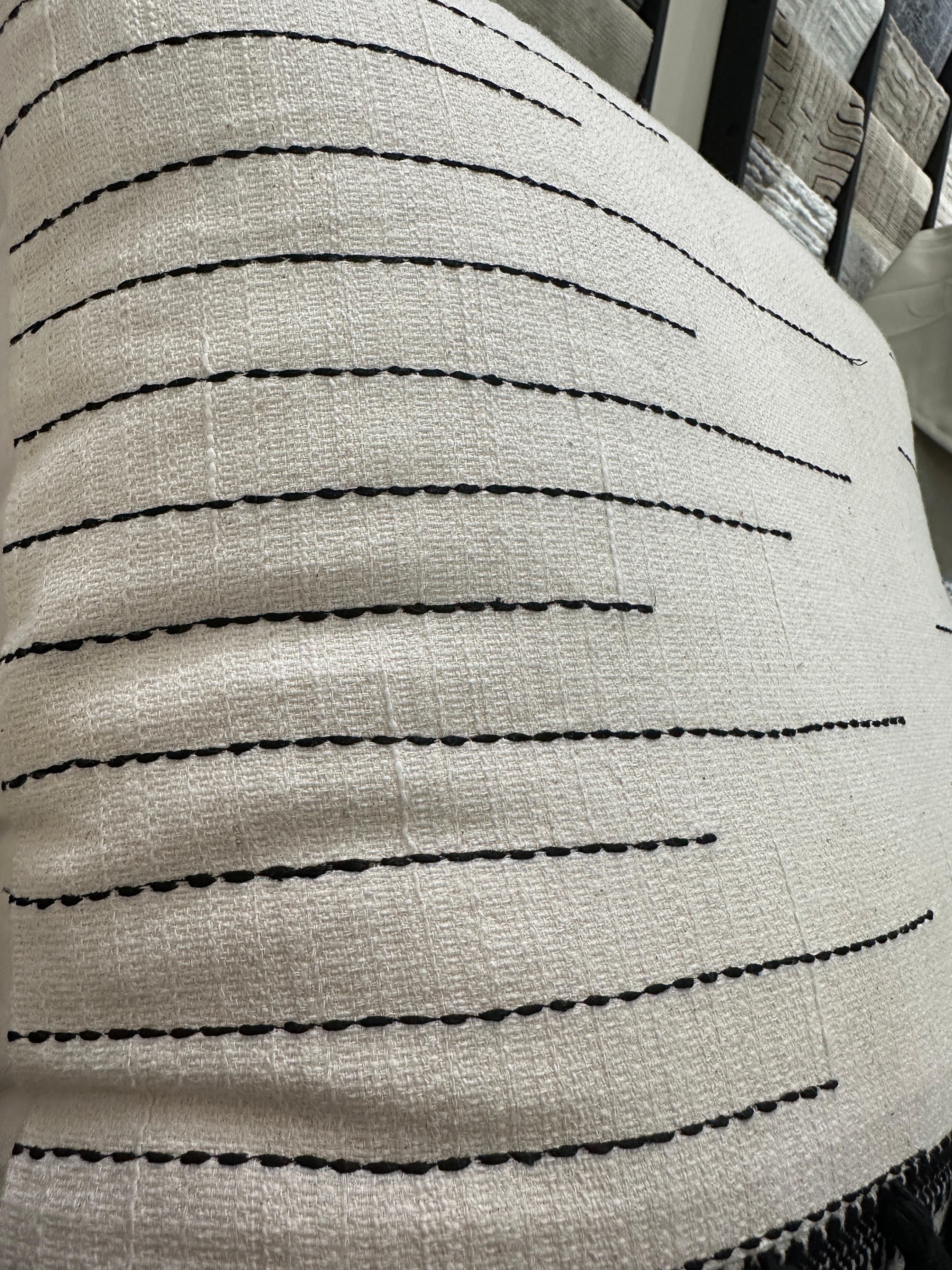 XXI secolo e contemporaneo Cuscino con nappe marocchine in bianco e nero in vendita