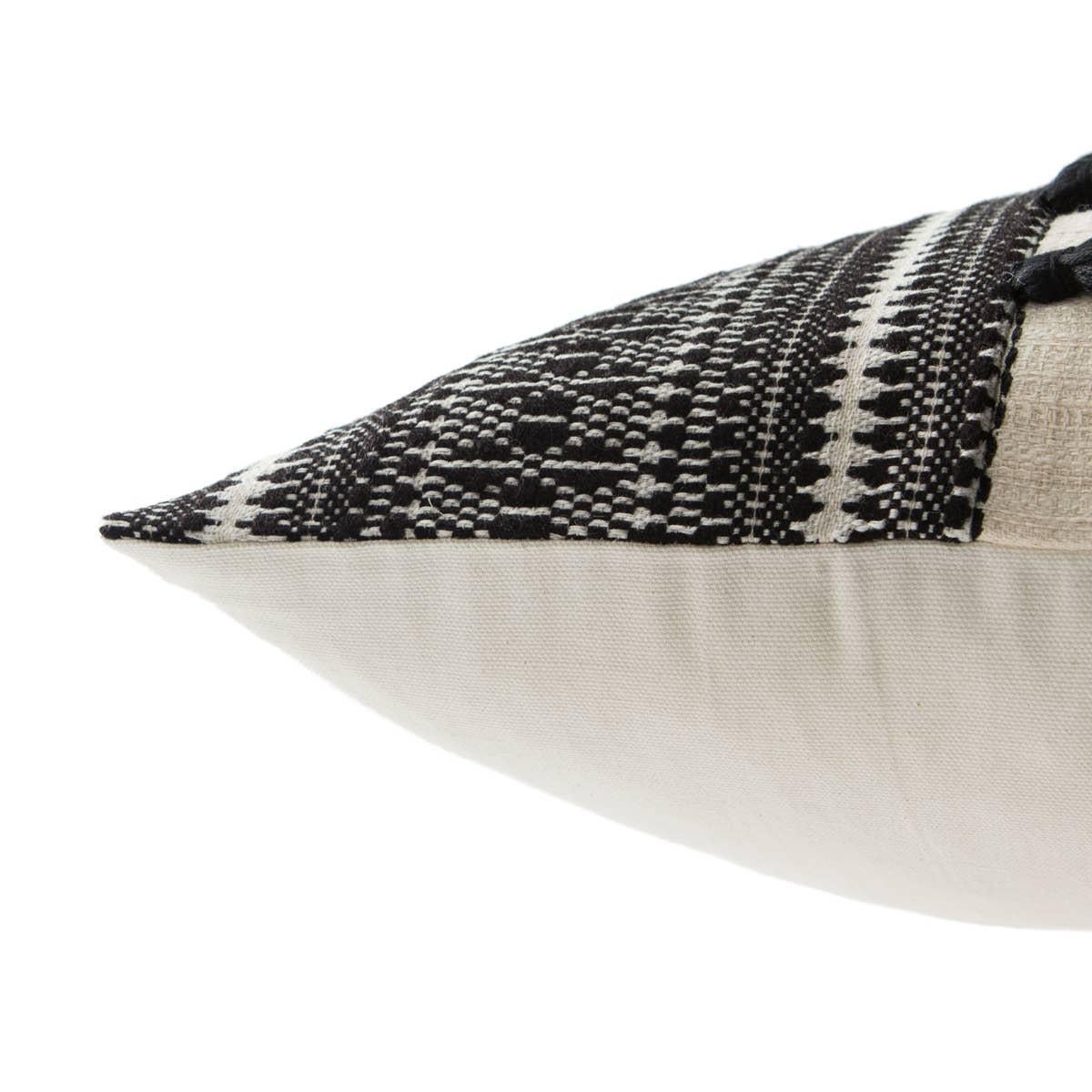 Cuscino con nappe marocchine in bianco e nero in vendita 1