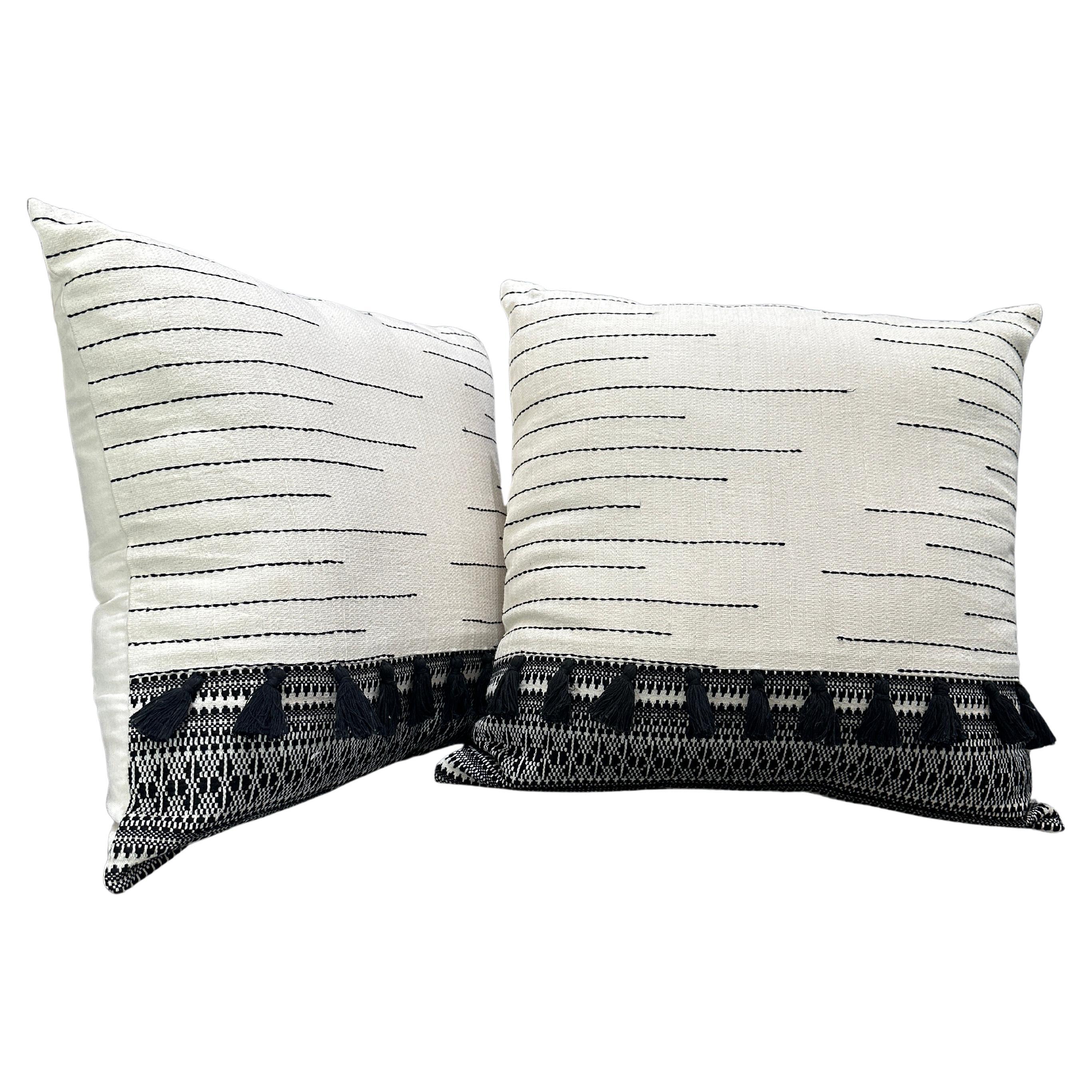 Almohada marroquí con borlas en blanco y negro