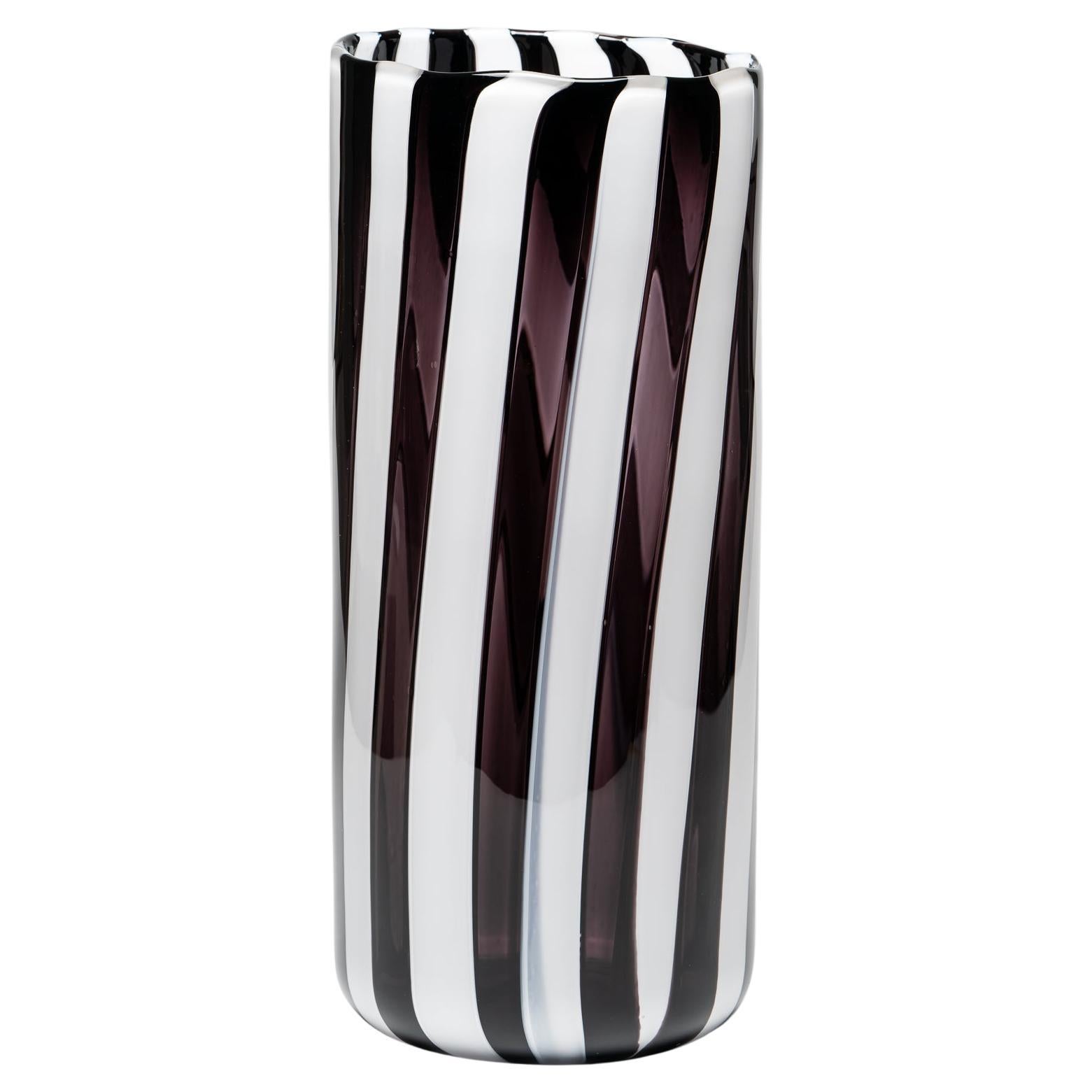 Black and White Mouthblown Tall Glass Vase in vendita