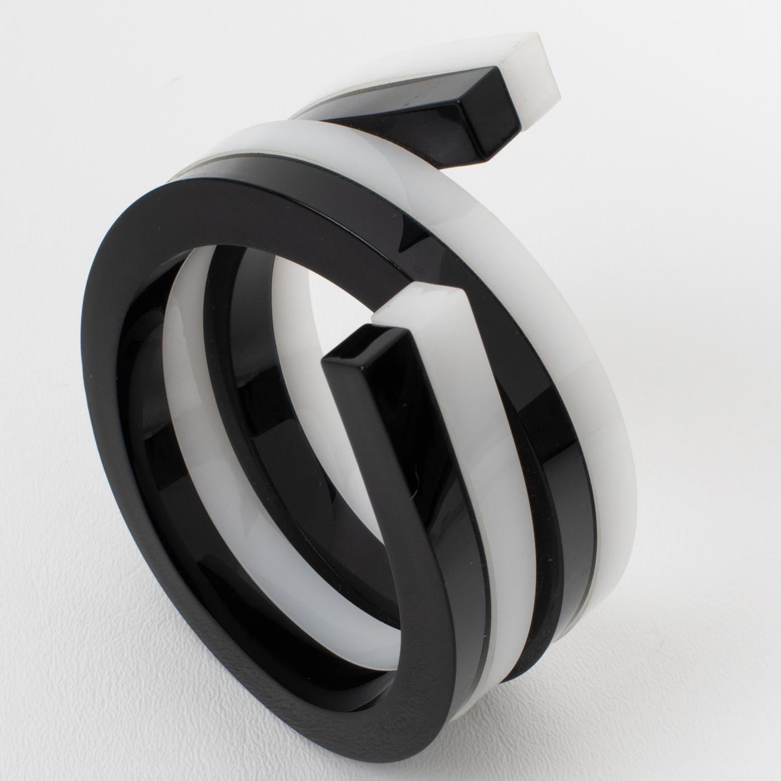 Schwarzer und weißer mehrschichtiger Lucite-Armreif mit Spirale im Angebot 5