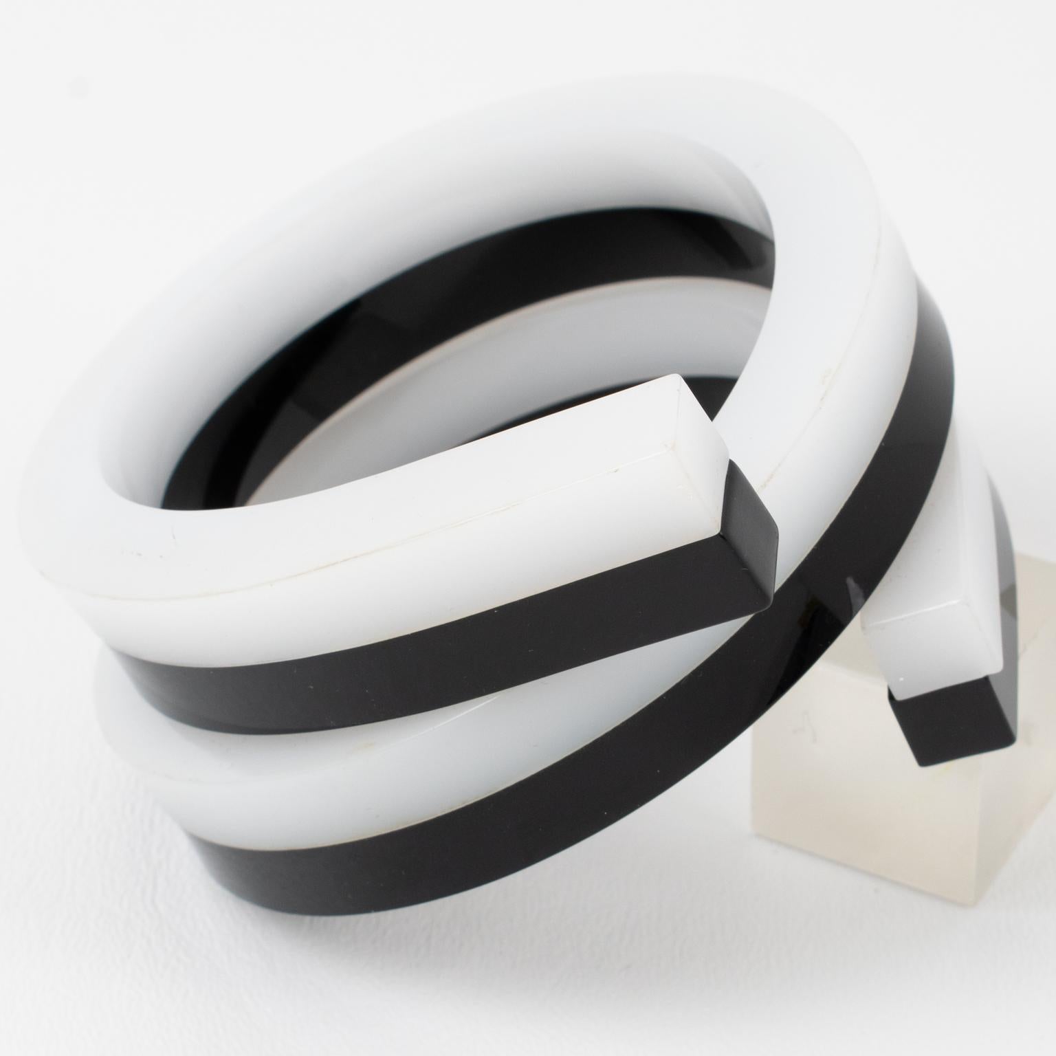 Dieser atemberaubende, wichtige skulpturale Armreif aus Lucite aus der Weltraumzeit zeichnet sich durch eine klobige, gewickelte Form mit quadratischen 