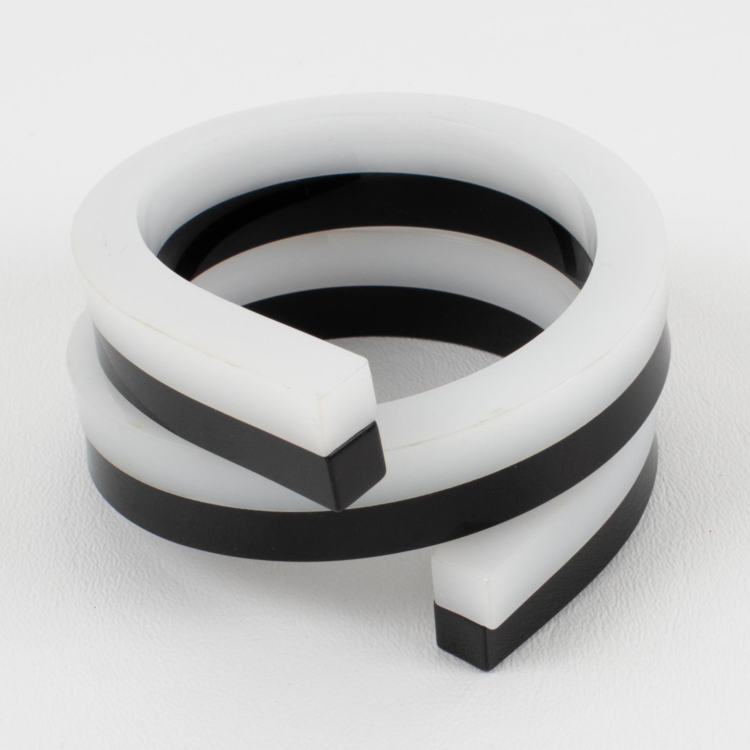 Schwarzer und weißer mehrschichtiger Lucite-Armreif mit Spirale (Modernistisch) im Angebot