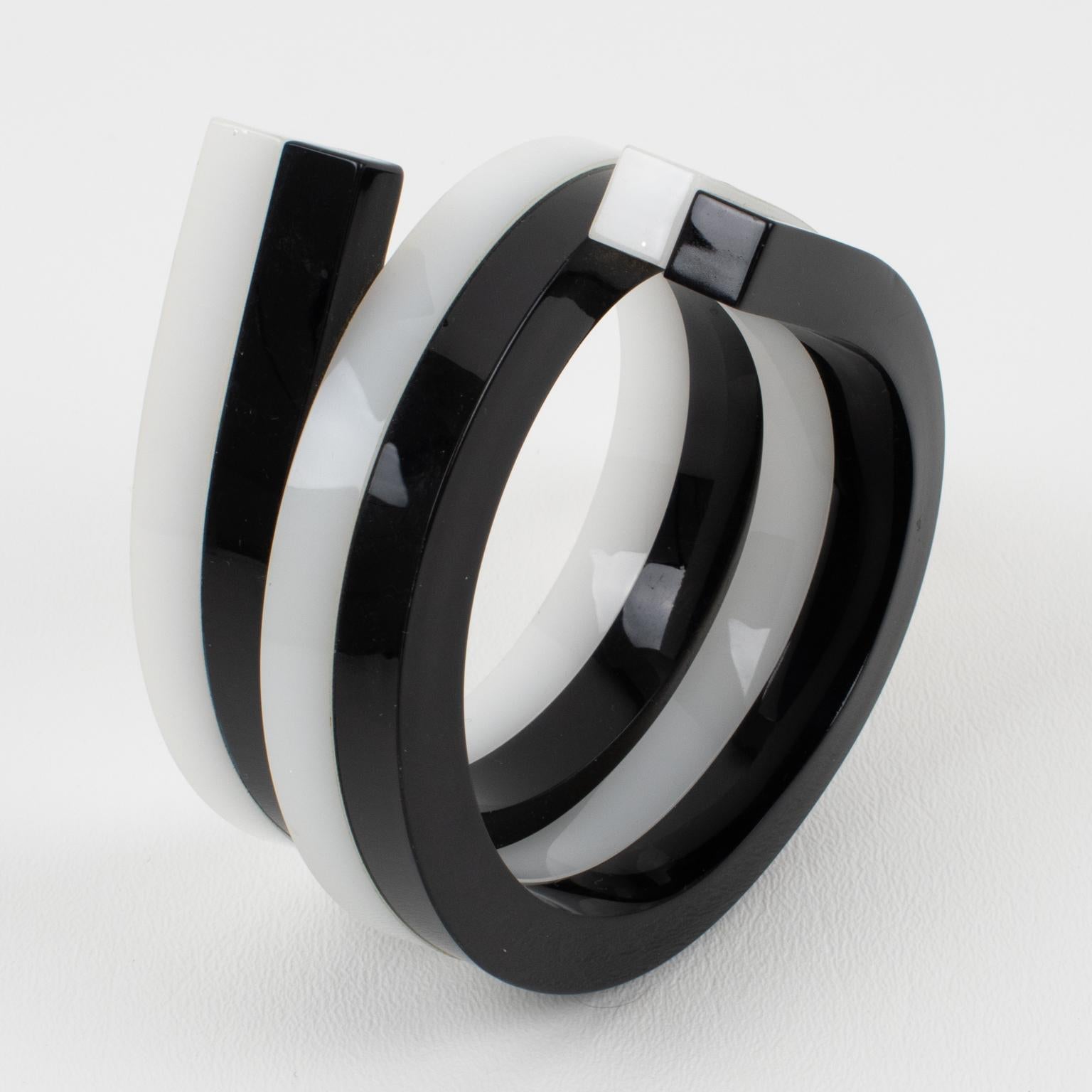 Schwarzer und weißer mehrschichtiger Lucite-Armreif mit Spirale für Damen oder Herren im Angebot
