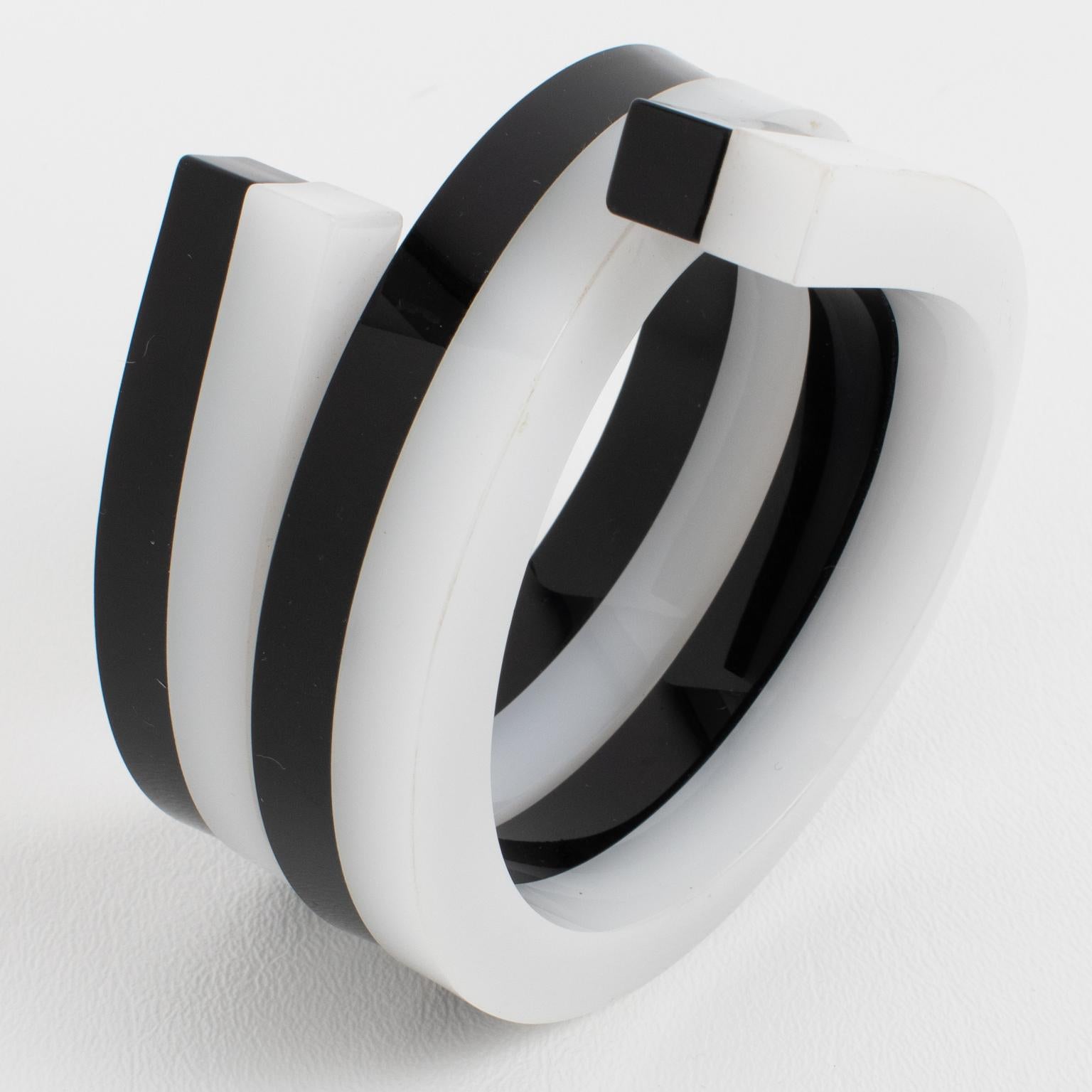 Schwarzer und weißer mehrschichtiger Lucite-Armreif mit Spirale im Angebot 1