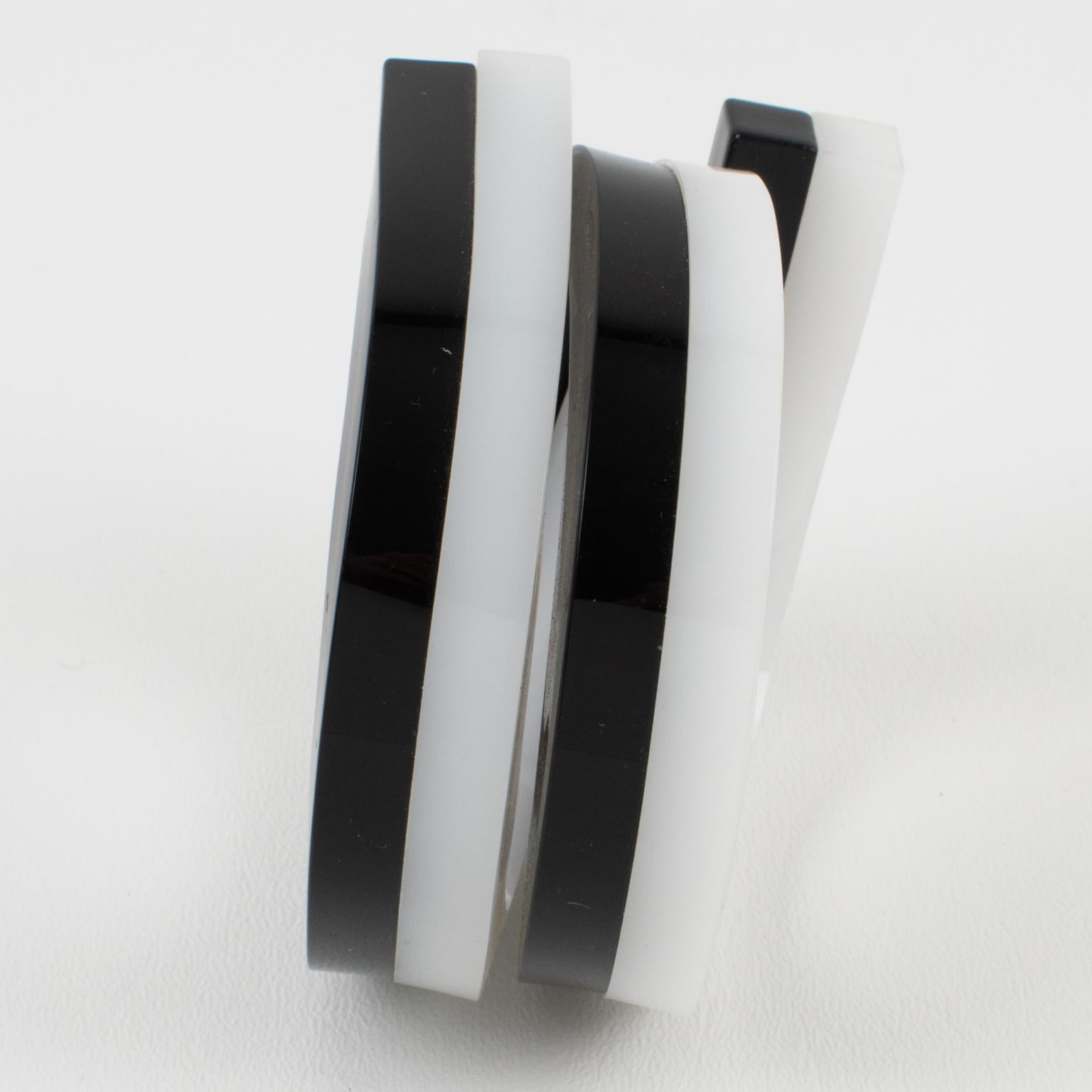Schwarzer und weißer mehrschichtiger Lucite-Armreif mit Spirale im Angebot 2