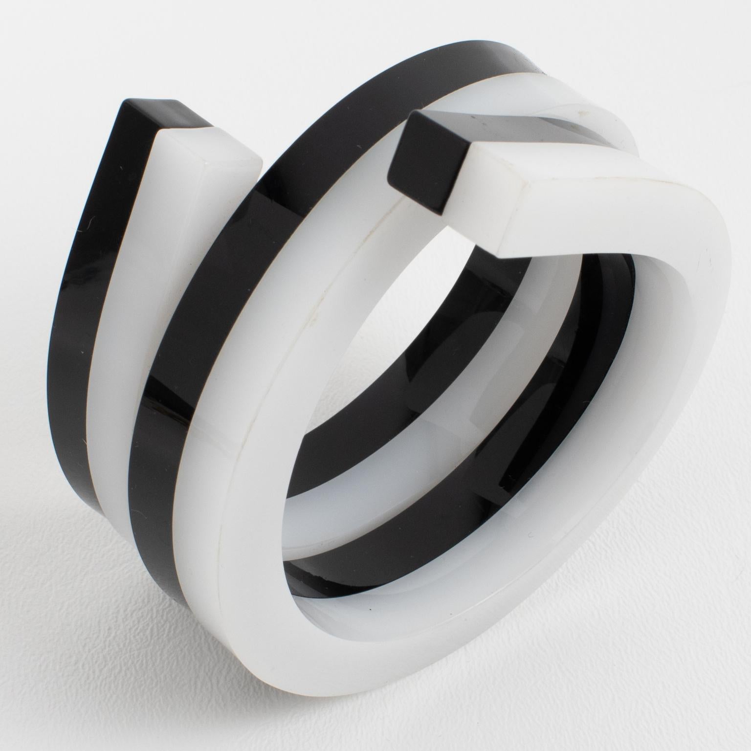 Schwarzer und weißer mehrschichtiger Lucite-Armreif mit Spirale im Angebot 4