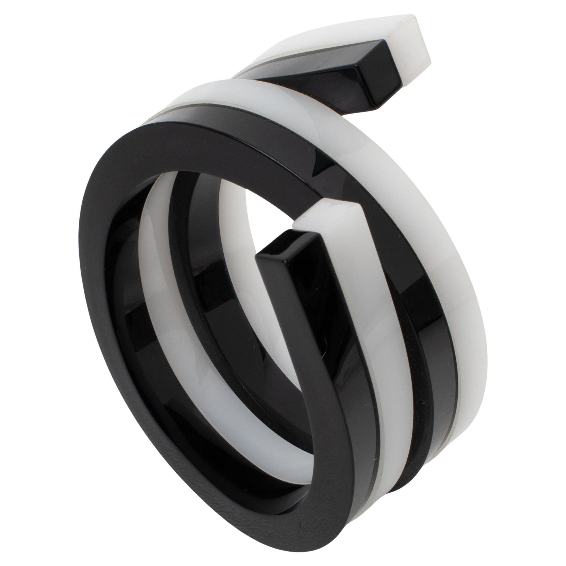Schwarzer und weißer mehrschichtiger Lucite-Armreif mit Spirale