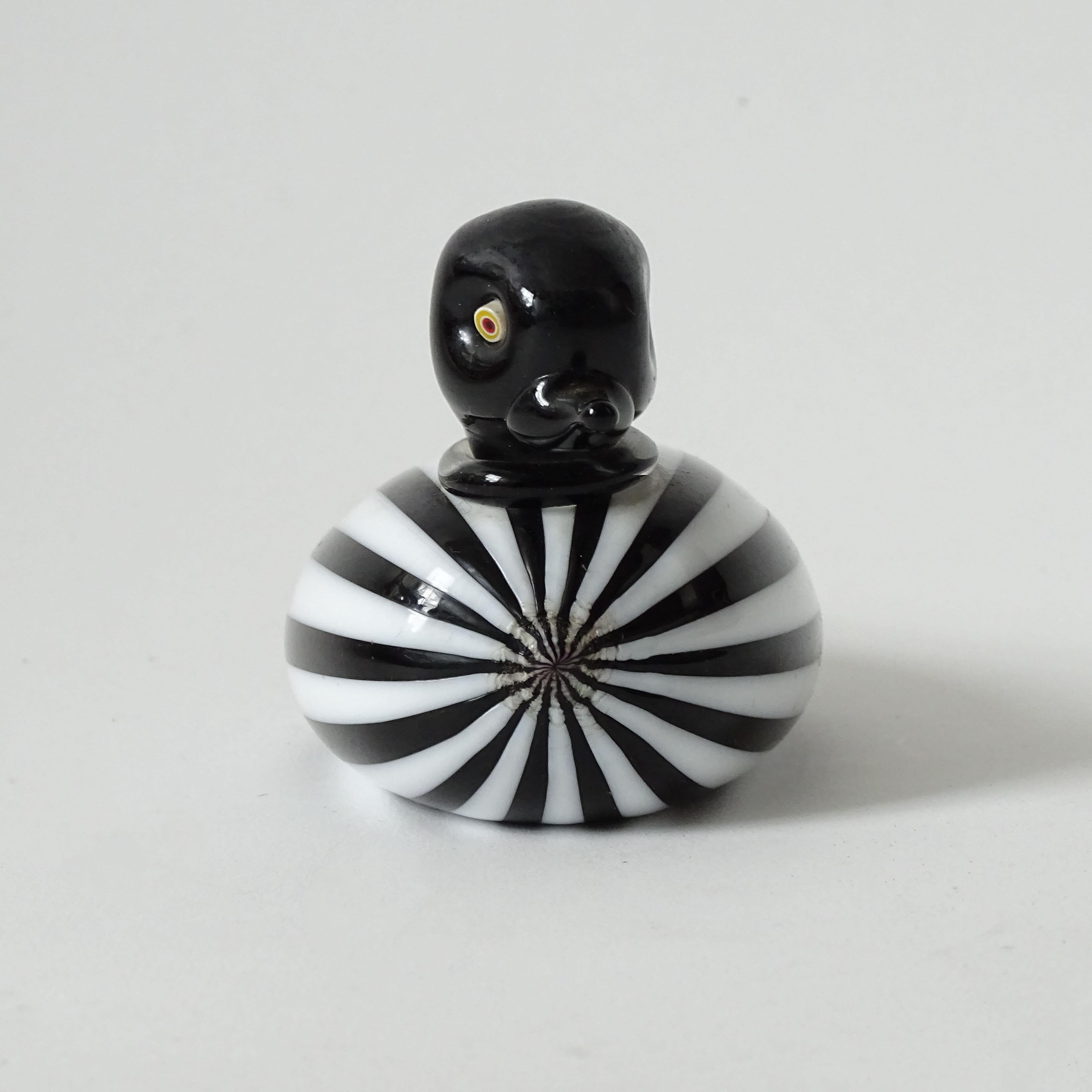 Magnifique canard en verre de Murano noir et blanc, 
Attribué à Seguso.
Italie, années 1950